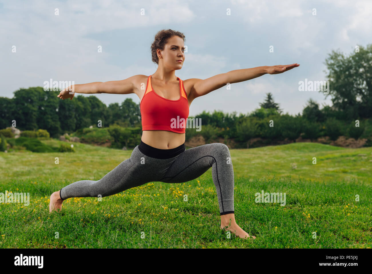 Slim donna sana sensazione incredibile mentre andando in per lo sport Foto Stock