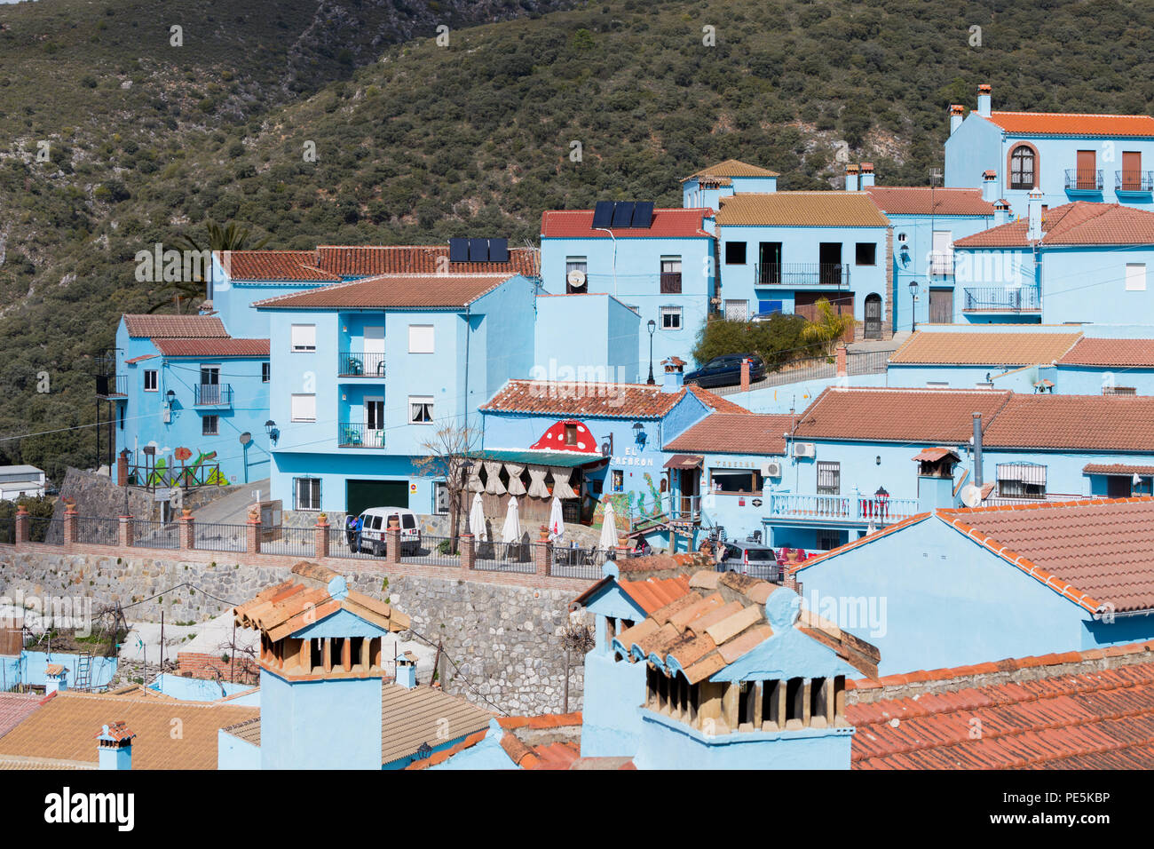 Juzcar edifici del villaggio (compresa la chiesa) sono state dipinte di puffo-blu di Sony España per celebrare la premiere del film I Puffi. Foto Stock