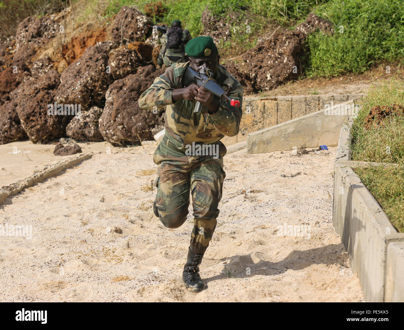 Un Compagnie Fusilier de Marin Commando incursioni sulla spiaggia durante l'esercizio finale con il servizio degli Stati Uniti i membri di Dakar in Senegal, Sett. 17, 2015. I marines e la costa guardie con dedicate Air-Ground Marine Task Force Response-Africa crisi trascorse quattro settimane di formazione il COFUMACO sulla base tattiche di fanteria e piccole operazioni di barca come parte di una sicurezza marittima vigore missione di assistenza per aumentare l'interoperabilità con il Senegal e rafforzare il legame tra le nazioni partner. (U.S. Marine Corps foto di Cpl. Olivia McDonald/rilasciato) Foto Stock