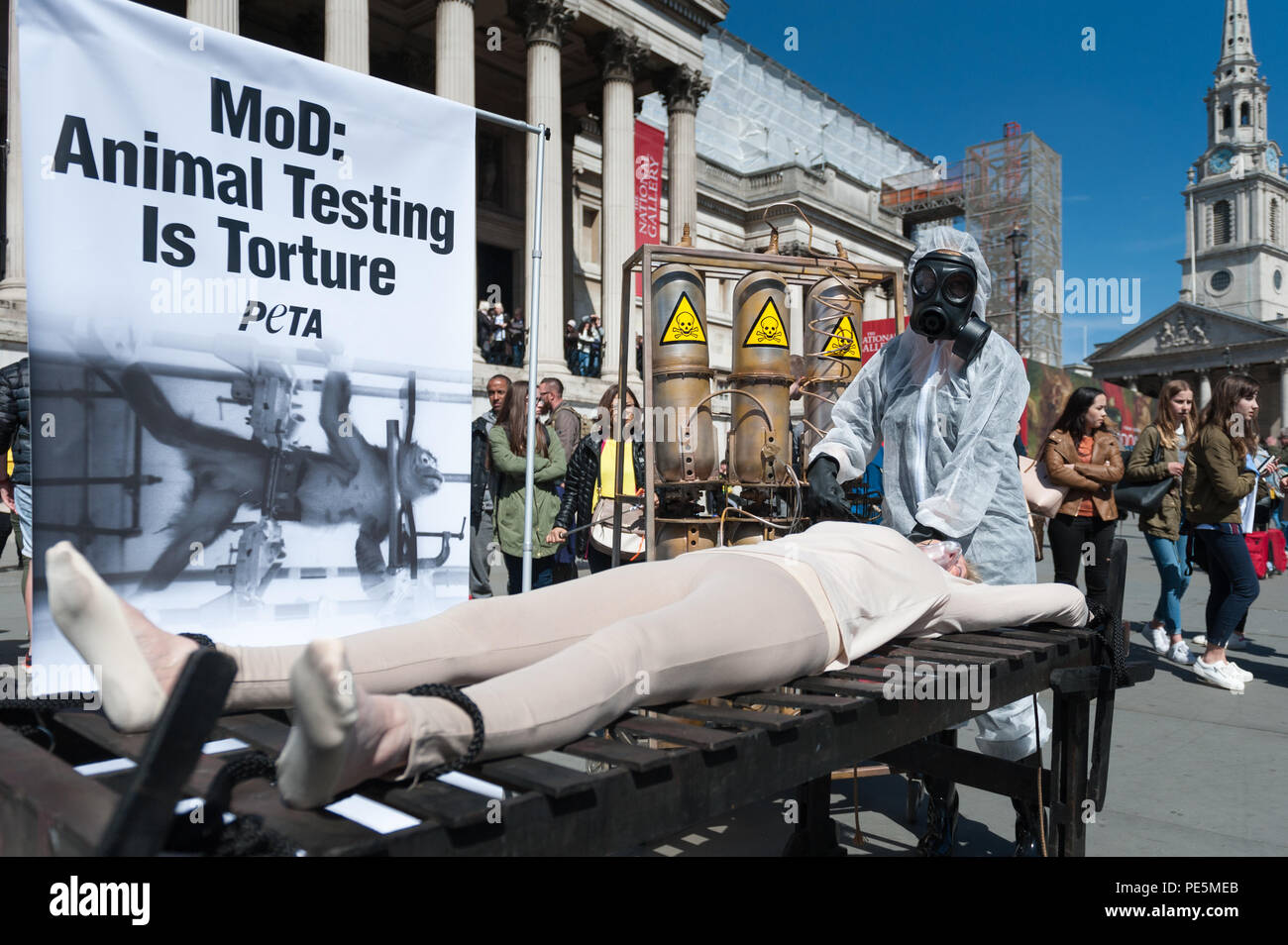 Trafalgar Square, Londra, Regno Unito. Xx Aprile 2016. Fondatore della gente per il trattamento etico degli animali (PETA) ha preso parte ad una manifestazione di protesta a Trafalgar S Foto Stock