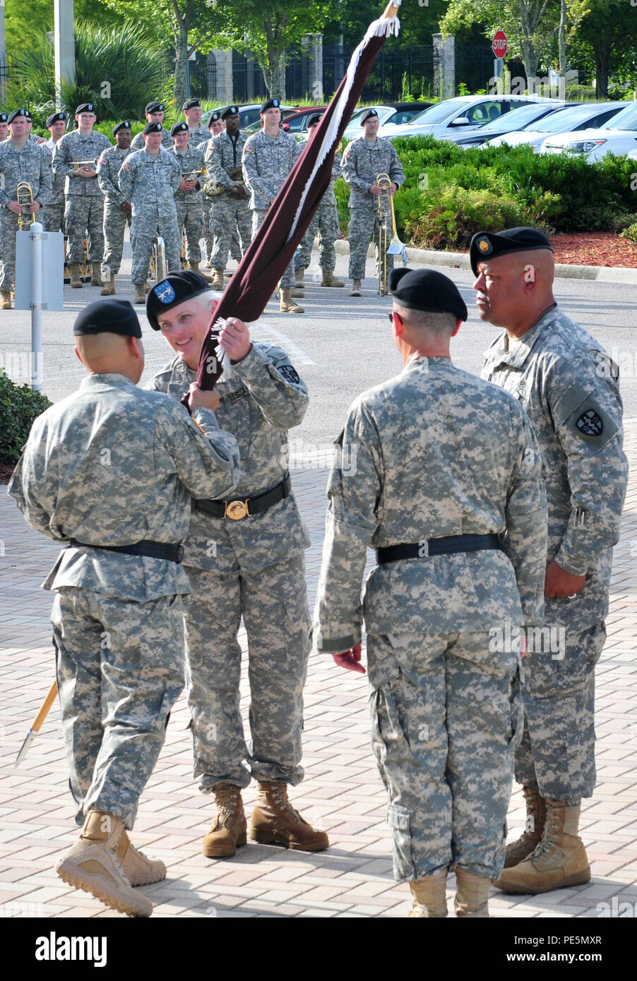 Il Mag. Gen. Maria E. link in entrata comandante generale dell'esercito di riserva comando medico riceve il guidon da magg. Gen. Luis R. Visot, U.S. Esercito comando di riserva di capo del personale durante il cambiamento ARMEDCOM del comando cerimonia sett. 26, 2015 a C.W. Bill giovani forze armate centro di riserva a Pinellas Park, Fla. il trasferimento di bandiera da Visot al Link significa affidare a lei con l'autorità e la responsabilità del comando. Link è servita come vice comandante generale per ARMEDCOM per tre anni prima per la sua promozione e la successiva assegnazione come il comandante generale di arme Foto Stock