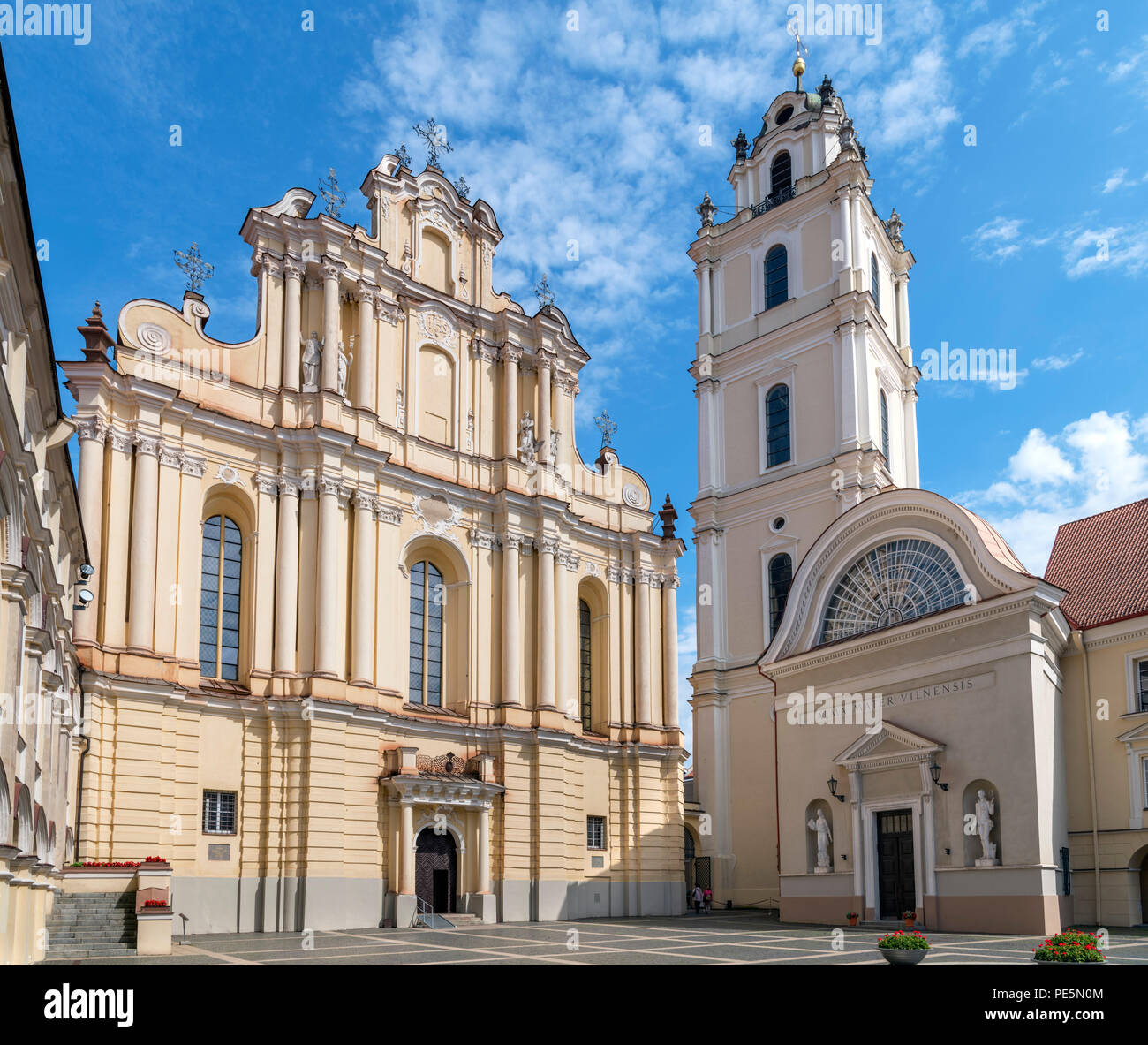 St Johns della Chiesa e la sua free standing torre campanaria, gran cortile, Università di Vilnius, Vilnius, Lituania Foto Stock