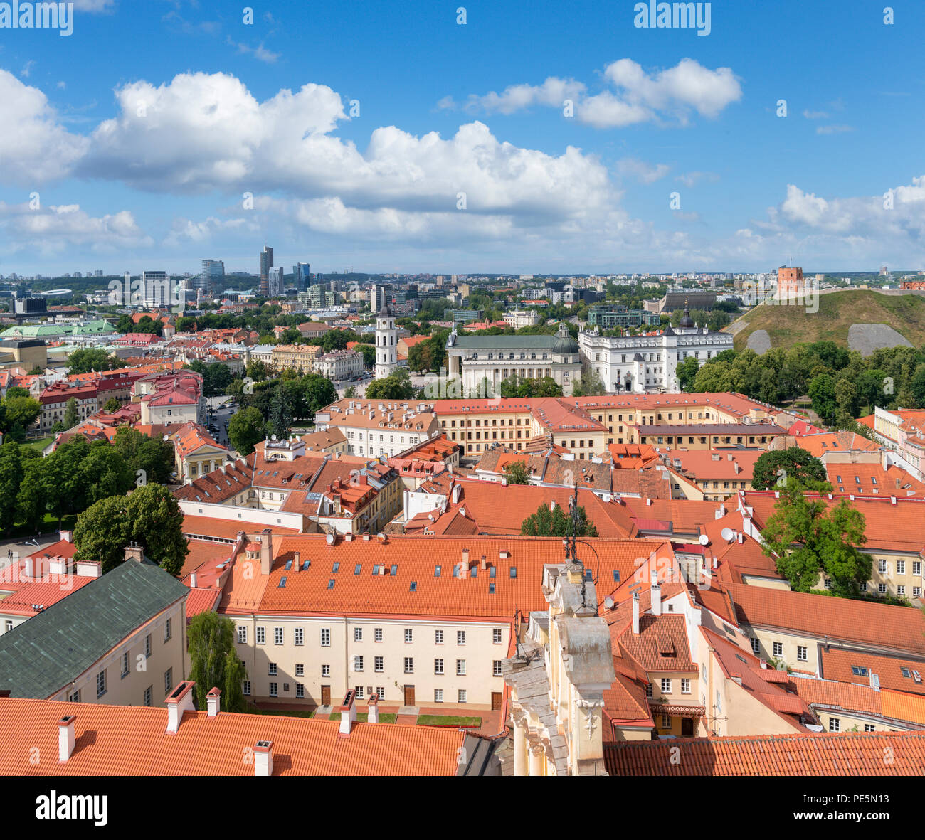Vista sulla città vecchia da St Johns campanile della Chiesa, guardando verso la cattedrale e Gediminas Hiill, Università di Vilnius, Vilnius, Lituania Foto Stock
