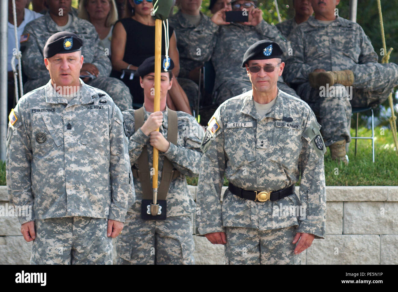 Il comando in uscita team della riserva di esercito Comando medici, comando Sgt. Il Mag. Harold P. Estabrooks e il Mag. Gen. Bryan R. Kelly, caso il comando del generale i singoli flag che indica la fine del suo comando. Estabrooks è prevista per un tour del dazio in Italia e Kelly va in pensione dopo 26 anni di servizio dedicato per gli Stati Uniti La riserva di esercito. Ha intenzione di trascorrere più tempo con la sua famiglia e continuare la sua carriera civile come psicologo clinico vicino alla sua città natale di East Sandwich, messa. Foto Stock