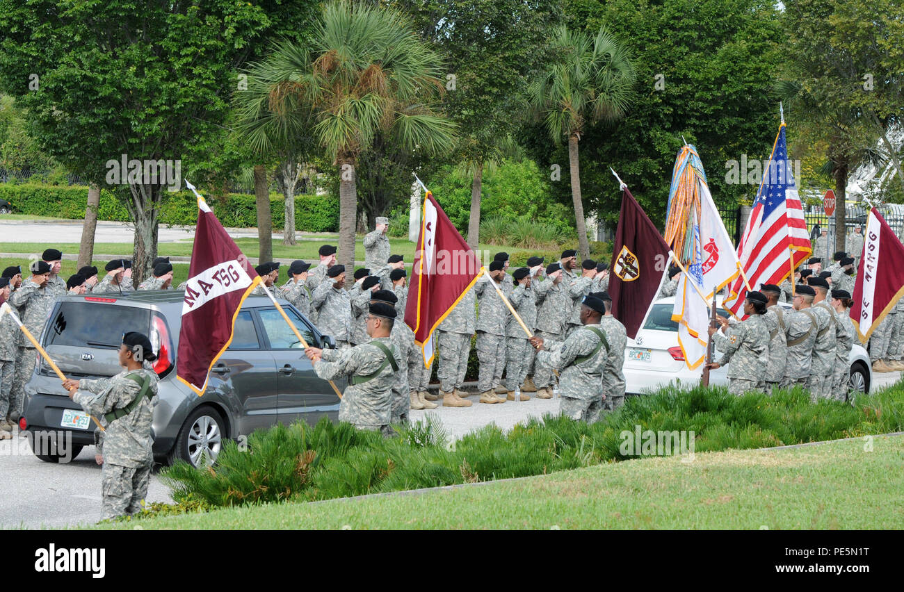 I soldati dell'esercito di riserva comando medici formano una linea e salutate il Mag. Gen. Bryan R. Kelly e la sua famiglia come si allontanarono dall'unità il mutamento della cerimonia di comando sett. 26, 2015, a C.W. Bill giovani forze armate centro di riserva a Pinellas Park, Fla. durante la cerimonia, il Mag. Gen. Maria E. Link ha assunto il comando delle unità da Kelly e il comando Sgt. Il Mag. Marlo V. croce assume la responsabilità da comando Sgt. Il Mag. Harold P. Estabrooks. Foto Stock