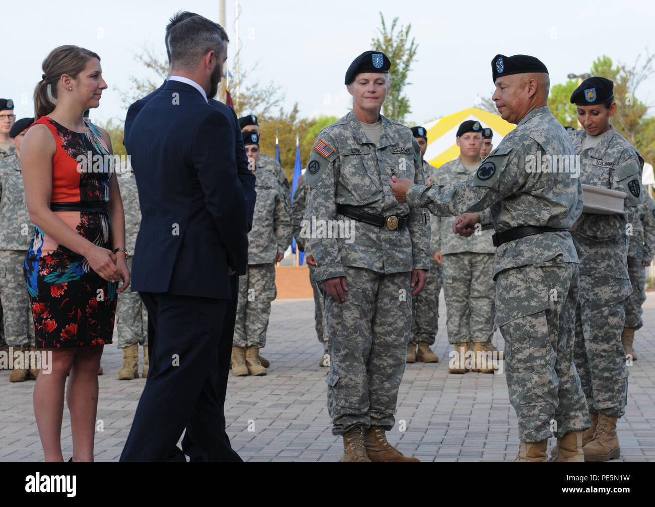 Brig. Gen. Maria E. Link, vice comandante generale dell'esercito di riserva comando medici, riceve la promozione a generale maggiore nel corso di una cerimonia svoltasi sett. 26, 2015, a C.W. Bill giovani forze armate centro di riserva. La cerimonia di promozione è stato un vero affare di famiglia. Link del figlio del, Matteo e Giacobbe Dona apposto il suo nuovo due stelle di rango per la sua uniforme e beret; suo fratello, pensionato U.S. Air Force Col. Jon Link, amministrato il giuramento di ufficio; e sua figlia-in-legge Kinsey Dona fiori ricevuti sul suo nome. Dopo la cerimonia di promozione, Link ha assunto il comando della ARMEDCOM in una modifica del comando cerimonia. Foto Stock