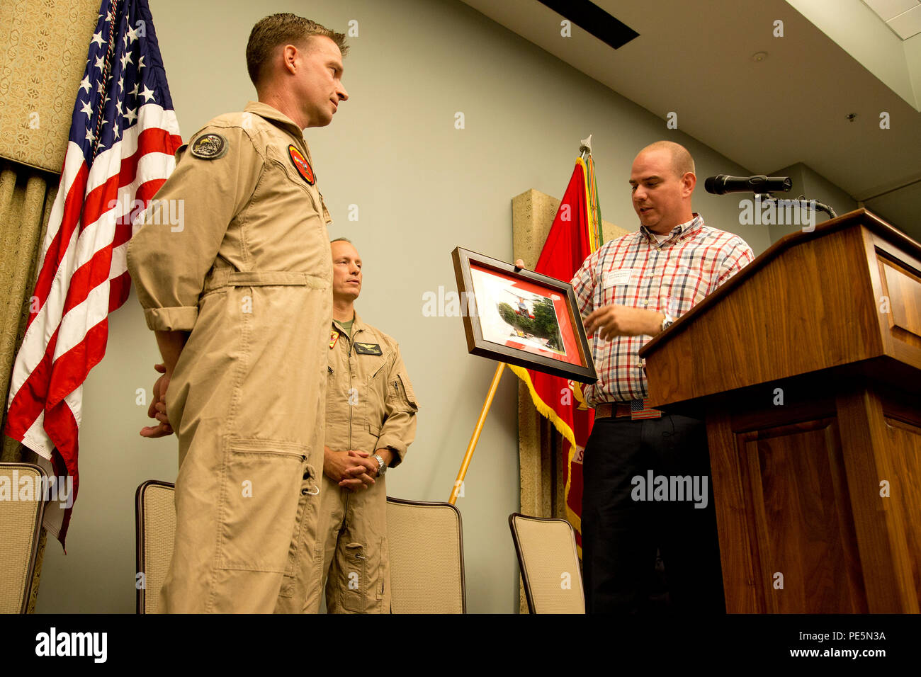 William Lewis, Sindaco di Havelock presenta una foto di U.S. Marine Corps Lt. Col. Thomas M. Bedell, comandante della Marina squadrone di trasporto 1 (VMR-1) al Marine Corps Air Station Cherry Point, N.C. Tramonto Cerimonia sett. 25, 2015. Un tramonto cerimonia è stata condotta per la HH-46E elicottero in onore di 50 anni di servizio; questo ultimo volo segna il ritiro di tutti e quattro gli elicotteri dal Marine Corps. (U.S. Marine Corps foto di Sgt. Shakima DePrince/rilasciato) Foto Stock