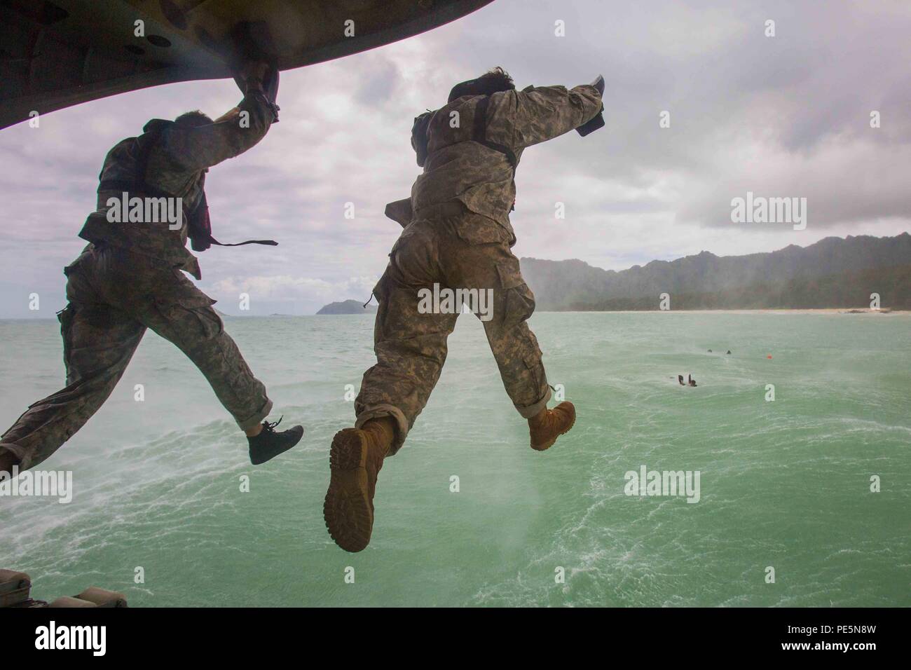 Soldati dal 3° Stormo, 4° reggimento di cavalleria, 3° Brigata Team di combattimento basato fuori della caserma Schofield, Hawaii, noto anche come "Comanche truppa,' salta fuori il retro di un esercito CH-47 elicottero Chinook durante la conduzione di operazioni di helocast al Marine Corps Area Formazione soffietto, Sett. 23, 2015. L'unità di raffinazione è stato il loro inserimento a base acquosa di tattiche e ri-qualificazione delle loro maestri in ghisa per le future distribuzioni e missioni di ricognizione. Per la maggior parte helocast inserzioni, il velivolo assume un'altitudine appena al di sopra della superficie dell'acqua, con velocità aerodinamica di 10 nodi o meno. I membri del team quindi uscire dall'airc Foto Stock