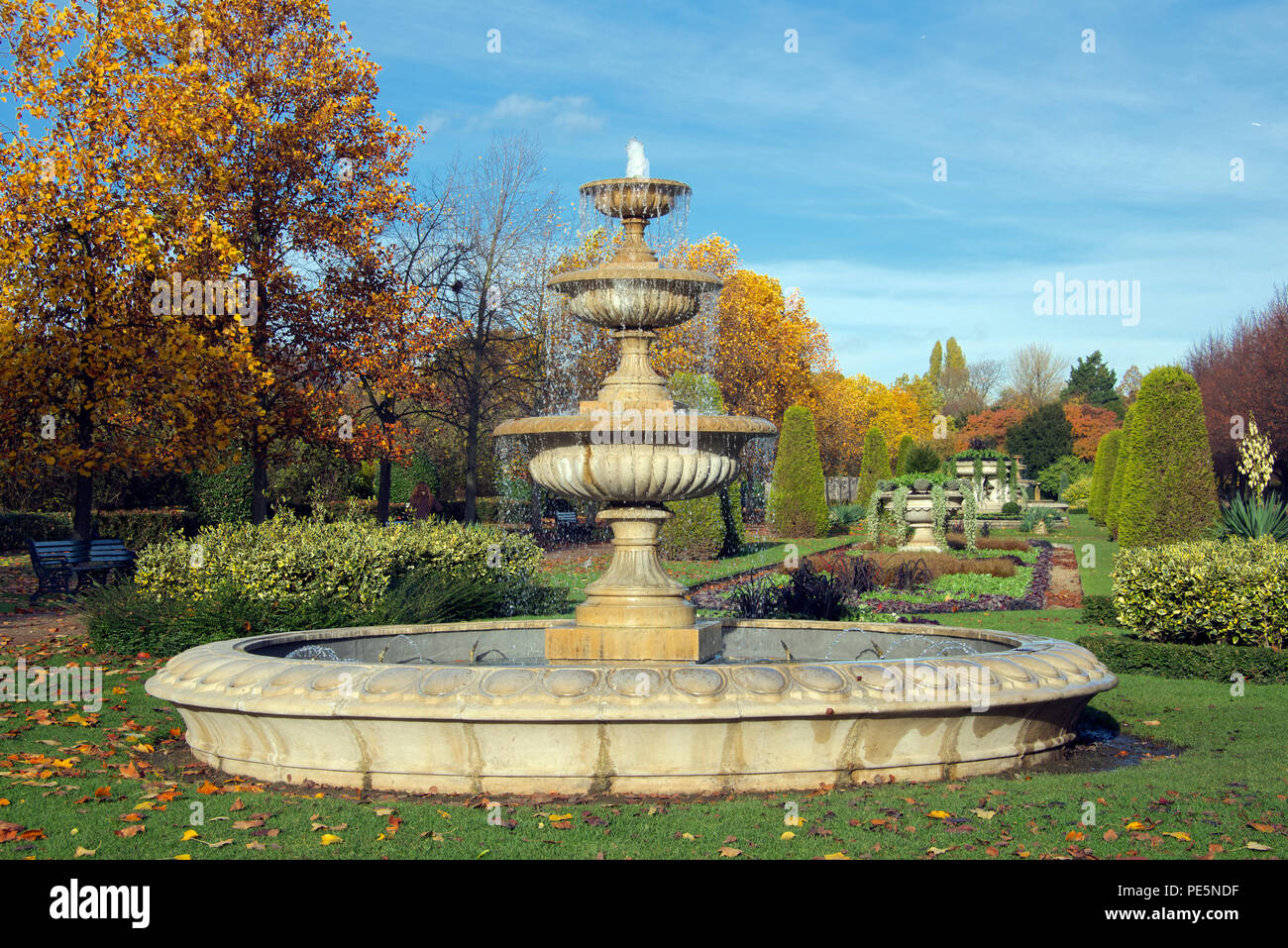 Le fontane e i colori autunnali Regents Park London Inghilterra England Foto Stock