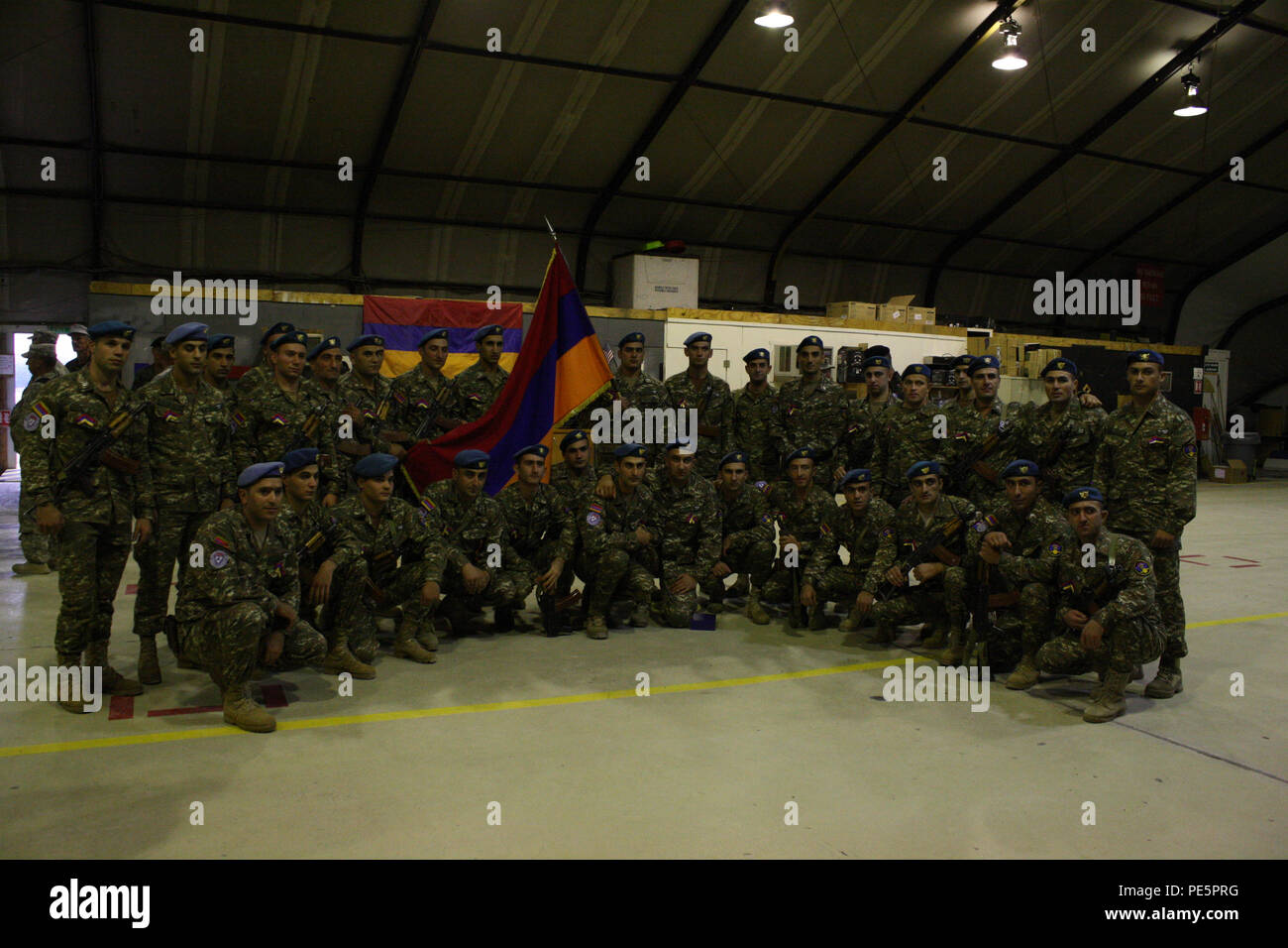 Esercito armeno militari attualmente dispiegati in Kosovo posano per una foto di gruppo durante un'indipendenza armena cerimonia della Giornata sett. 21, 2015, a Camp Bondsteel in Kosovo. Dopo che l'Armenia ha dichiarato la propria indipendenza dall' Unione Sovietica Il 7 settembre 21, 1991, esso ha stabilito relazioni della NATO aderendo al Consiglio di Cooperazione Nord Atlantico nel 1992 e il programma di Partenariato per la Pace nel 1994. Armenia prima contribuito alle forze della NATO nel Kosovo Force a sostegno della pace in missione 2004, che essa continua oggi come parte della multinazionale Group-East battaglia. (U.S. Foto dell'esercito da Lt. Col. Gilbert Buentello, multinazionale Ba Foto Stock