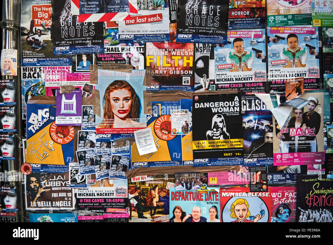 Poster incollato sulla finestra di un negozio vuoto pubblicità mostra sull'Edinburgh Fringe Festival di Edimburgo, Scozia, Regno Unito. Foto Stock