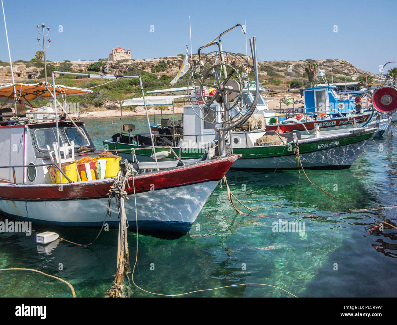 Cipriota barche da pesca in acque turchesi Foto Stock