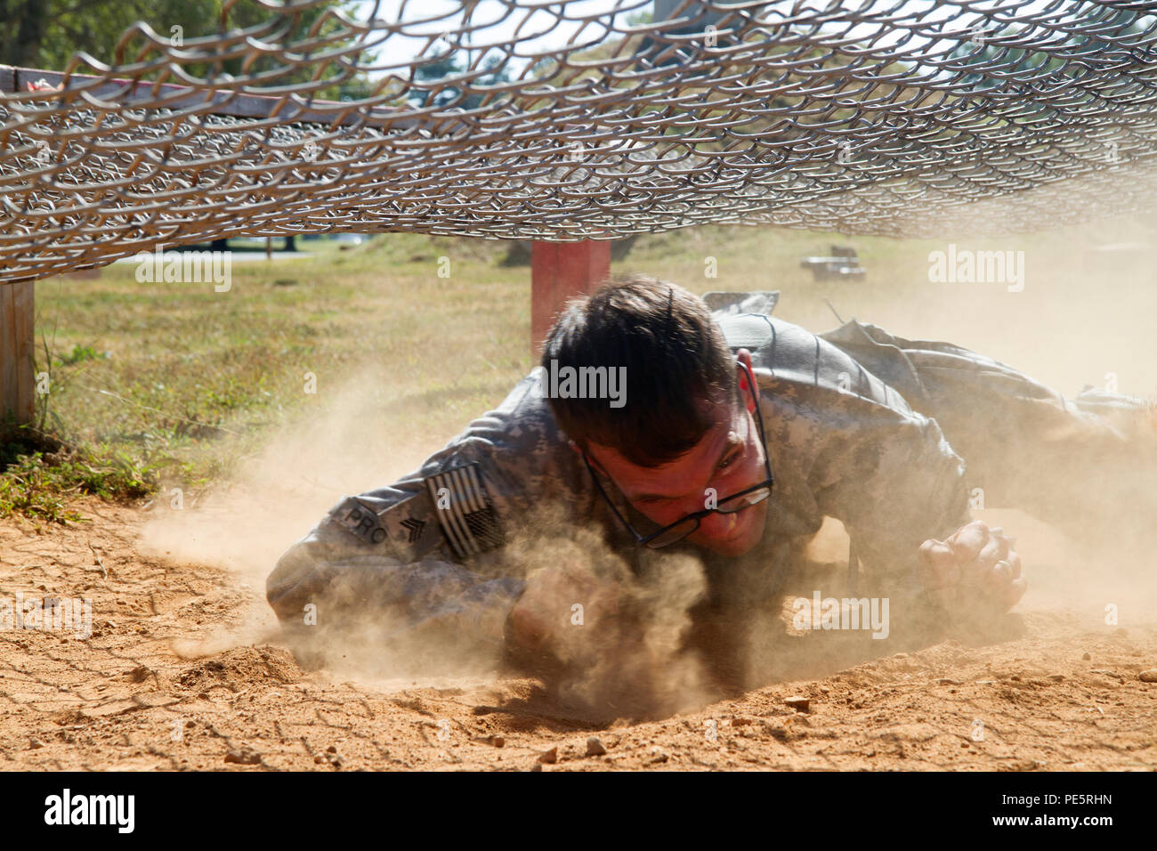 Sgt. Benjamin Proctor, un medic con 1° Battaglione, 506th Reggimento di Fanteria, 1° Brigata Team di combattimento, 101st Airborne Division (Air Assault), negozia il crawl alta durante la corsa a ostacoli alla 101ª Divisione aviotrasportata Best Medic concorrenza a Fort Campbell sett. 25, 2015. Proctor e il suo partner, Sgt. Mitchell Holley, finito come il runner-up team per rappresentare la 101st presso il Comando Sgt. Il Mag. Jack L. Clark Jr. Best Medic concorrenza a Fort Sam Houston in novembre. (U.S. Esercito foto di Sgt. William White, 101st Airborne Division (Air Assault) Affari pubblici) Foto Stock