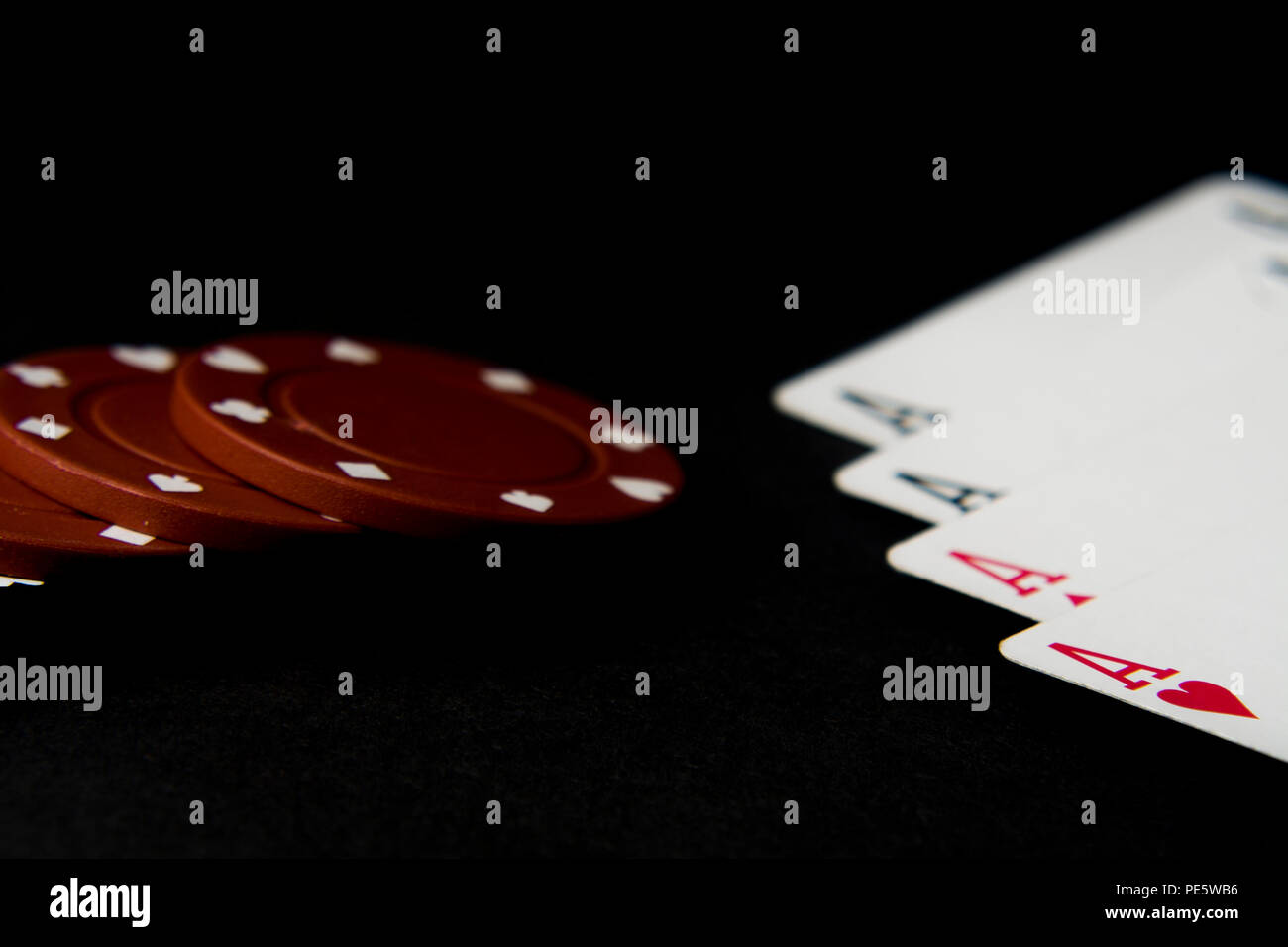 Carte da poker chip e isolato sul nero. Quattro Assi, poker. Dof poco profondo. Foto Stock