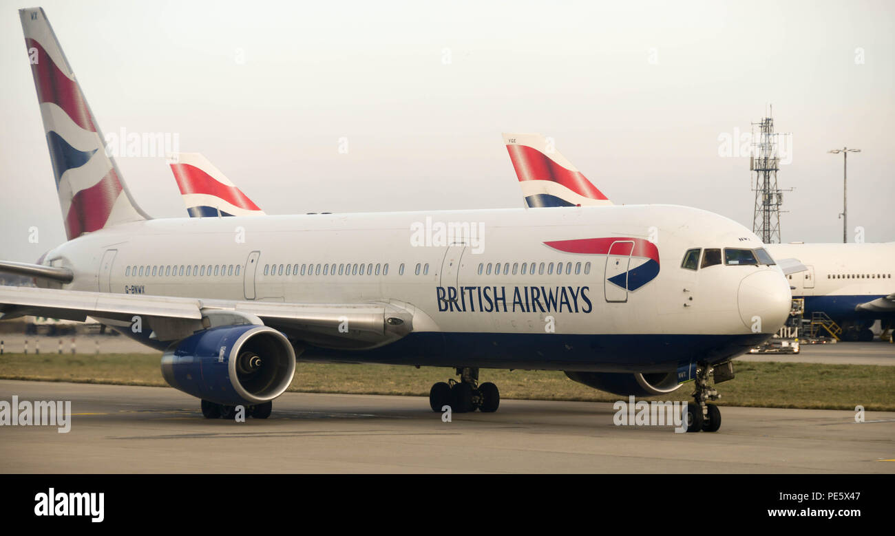 British Airways Boeing 767 long haul aereo di linea di rullaggio per il decollo all'Aeroporto di Londra Heathrow Foto Stock