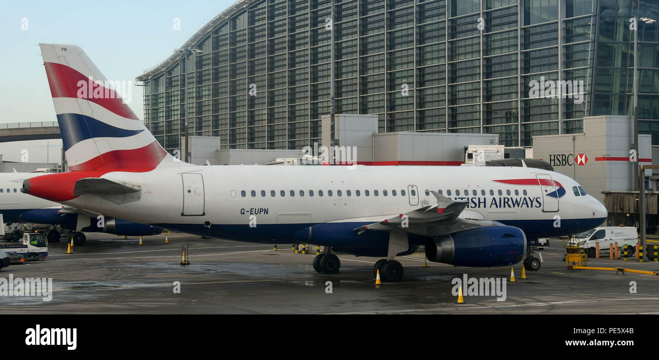 British Airways Airbus A319 breve raggio aeromobili parcheggiati in corrispondenza del terminale 5 in corrispondenza all'Aeroporto di Londra Heathrow Foto Stock