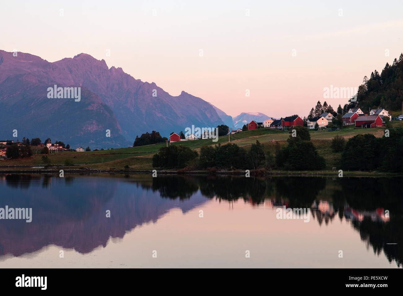 Estate di capodanno a Solavåg,sula, Sunnmøre, Møre & Romsdal,Norvegia.Il traghetto Solavåg Festøy collega Ålesund alla sua più importante entroterra,Ørsta/Volda Foto Stock