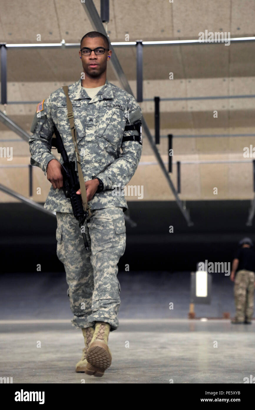 Stati Uniti Army Sgt. Raymond J. Nichols, assegnato al centodecimo Brigata Aerea, U.S. Esercito la formazione e la dottrina del comando, conferma l'azzeramento della sua arma durante gli Stati Uniti Dell'esercito guerriero migliore concorrenza a Fort A.P. Hill, Va., Ottobre 4, 2015. La concorrenza è una estenuante, giro evento che esegue il test di abilità, conoscenze e professionalità di 26 guerrieri in rappresentanza di 13 comandi. (U.S. Esercito foto di Sgt. Luiz Henrique de Holleben/rilasciato) Foto Stock