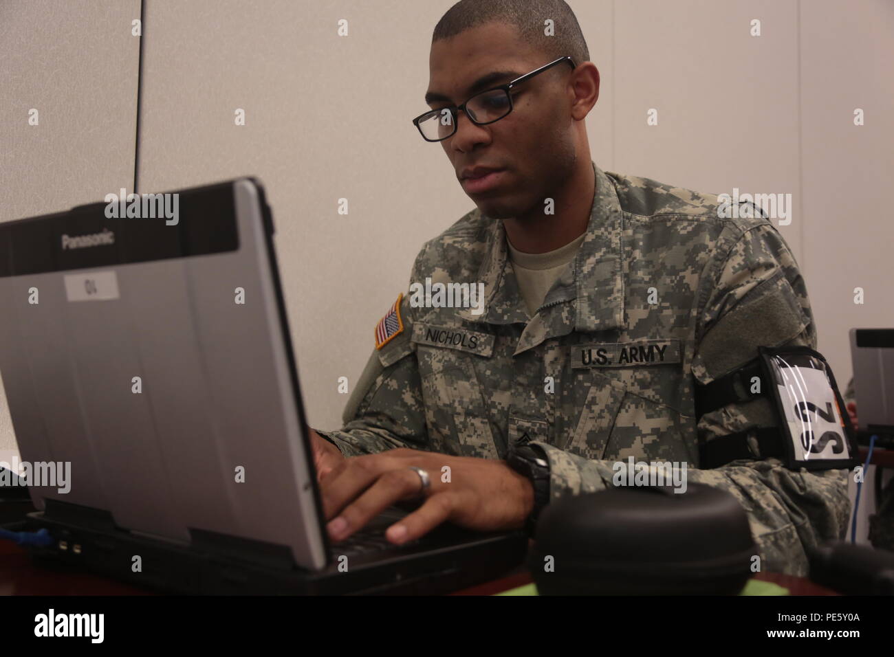 Stati Uniti Army Sgt. Raymond J. Nicholas, assegnato al centodecimo Brigata Aerea, U.S. Esercito la formazione e la dottrina del comando, tipi del prodotto finale del suo saggio entro un'ora limite di tempo come parte dell'U.S. Dell'esercito guerriero migliore concorrenza a Fort A.P. Hill, Va., Ottobre 4, 2015. La concorrenza è una estenuante, giro evento che esegue il test di abilità, conoscenze e professionalità di 26 guerrieri in rappresentanza di 13 comandi. (U.S. Esercito foto di Spc. Hayley Gardner/ rilasciato) Foto Stock