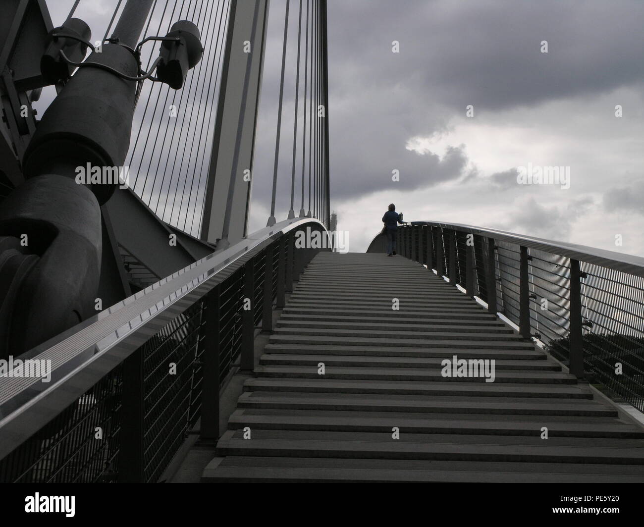 Pont Mimram passerella pedonale che attraversa il Reno tra Strasburgo, Francia e Kehl, Germania, vista verso il cielo Foto Stock