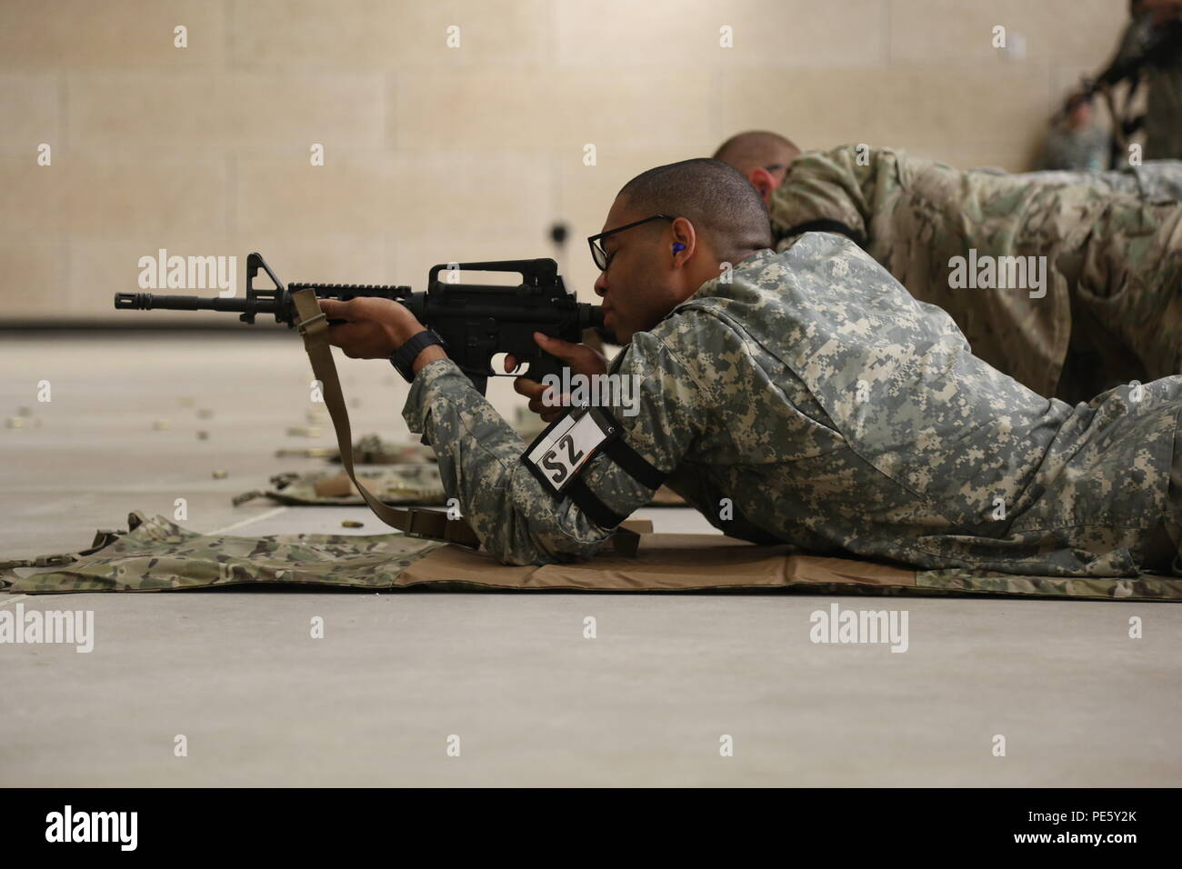 Stati Uniti Army Sgt. Raymond J. Nichols, assegnato al centodecimo Brigata Aerea, U.S. Esercito di formazione e dottrina comando, prende un momento per mettere a fuoco durante azzeramento della sua M4 durante gli Stati Uniti Dell'esercito guerriero migliore concorrenza a Fort A.P. Hill, Va., Ottobre 4, 2015. La concorrenza è una estenuante, evento della durata di una settimana per le prove di abilità, conoscenze e professionalità di 26 guerrieri in rappresentanza di 13 comandi. (U.S. Esercito foto di Spc. Jamill Ford/rilasciato) Foto Stock