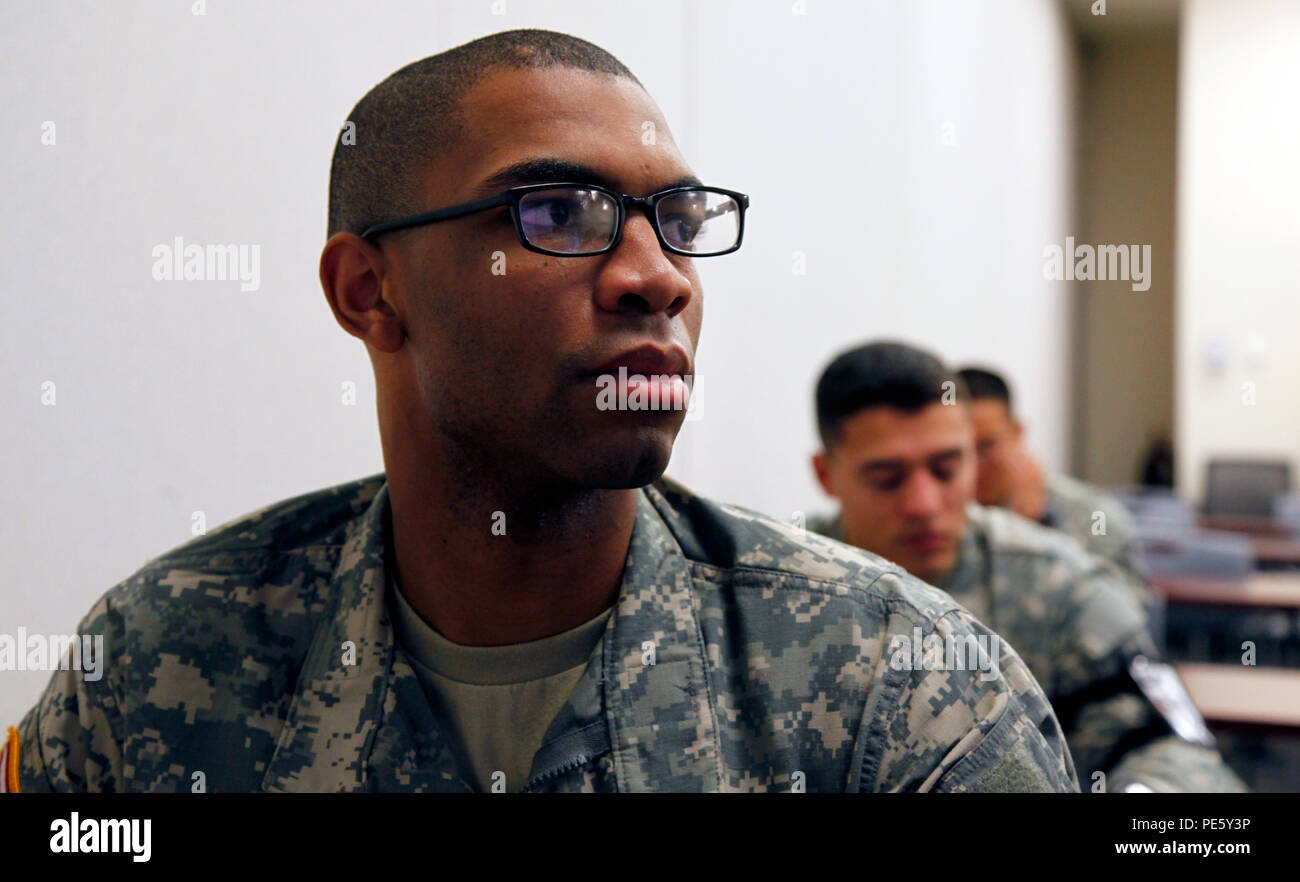 Stati Uniti Il personale dell'esercito Sgt. Raymond Nichols, assegnato a C Company, 1° -11° Reggimento di aviazione, 110th Brigata Aerea, ascolta le istruzioni per la navigazione terrestre prova scritta per gli Stati Uniti Dell'esercito guerriero migliore concorrenza in Fort A.P. Hill, Va., Ottobre 4, 2015. La concorrenza è una estenuante, giro evento che esegue il test di abilità, conoscenze e professionalità di 26 guerrieri in rappresentanza di 13 comandi. (U.S. Esercito foto di PFC. Michael Parnell/rilasciato) Foto Stock