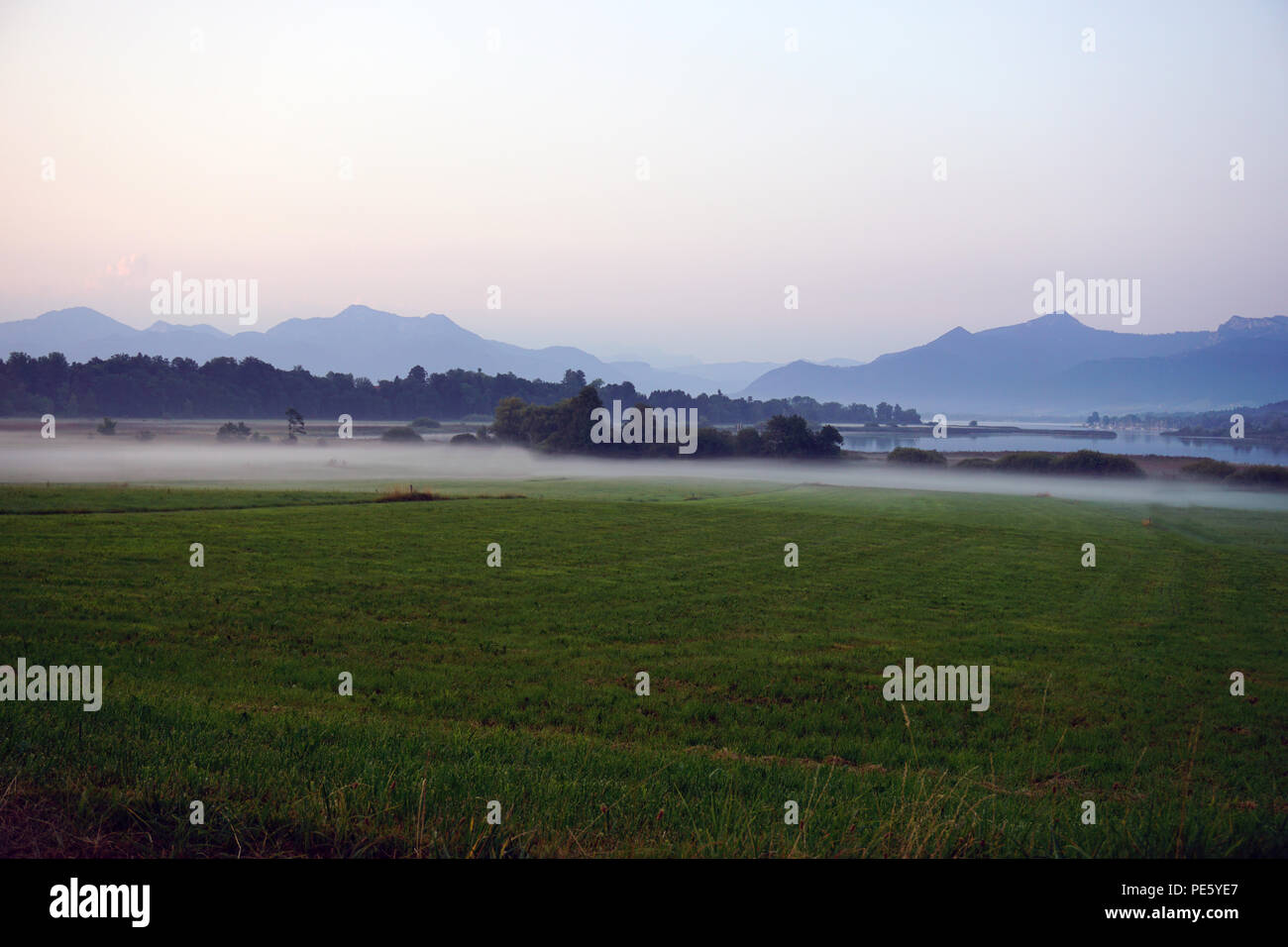 Panorama di montagna con la nebbia a prato Foto Stock