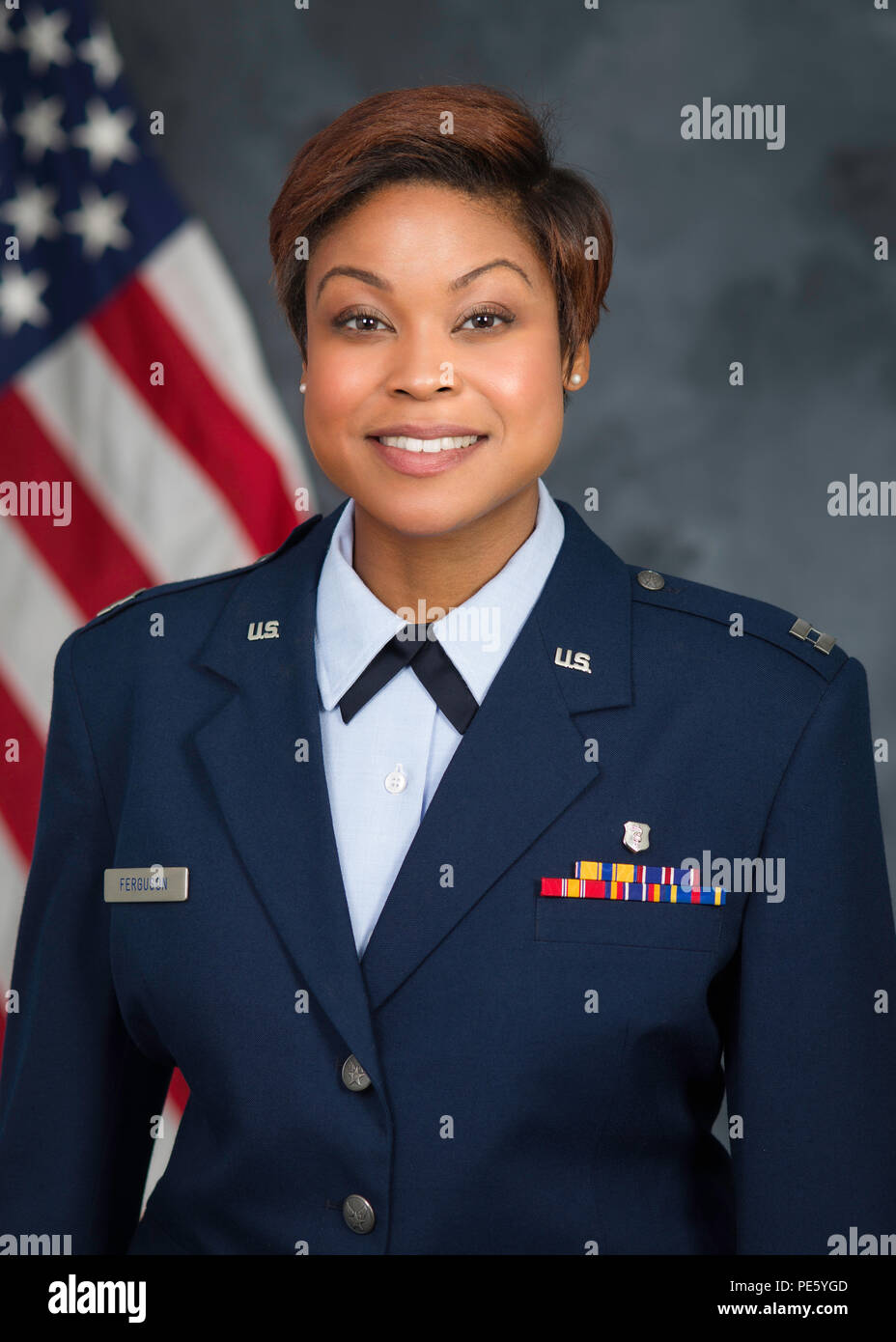 151001-N-WY366-671 WASHINGTON (ott. 5, 2015) responsabile della farmacia, 579th gruppo medico, il cap. Amanda E. Ferguson, U.S. Air Force, nativo di Windsor Locks, Connecticut, fotografati a base comune Anacostia-Bolling. (U.S. Navy foto di Lt. La Cmdr. Jim Remington/rilasciato in archivio) Foto Stock