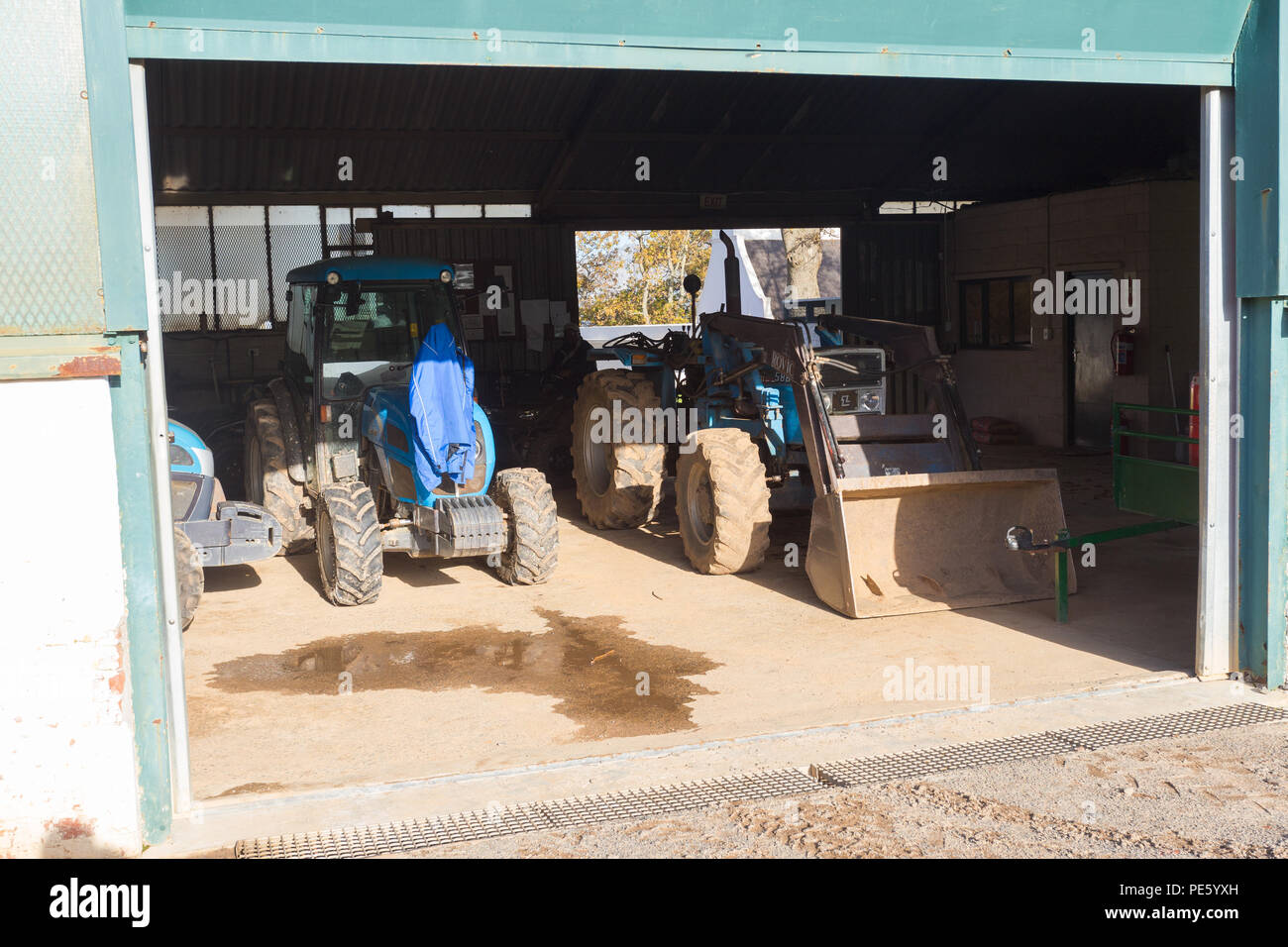 I trattori agricoli o di veicoli parcheggiati in un capannone sul vino estate in Città del Capo Foto Stock