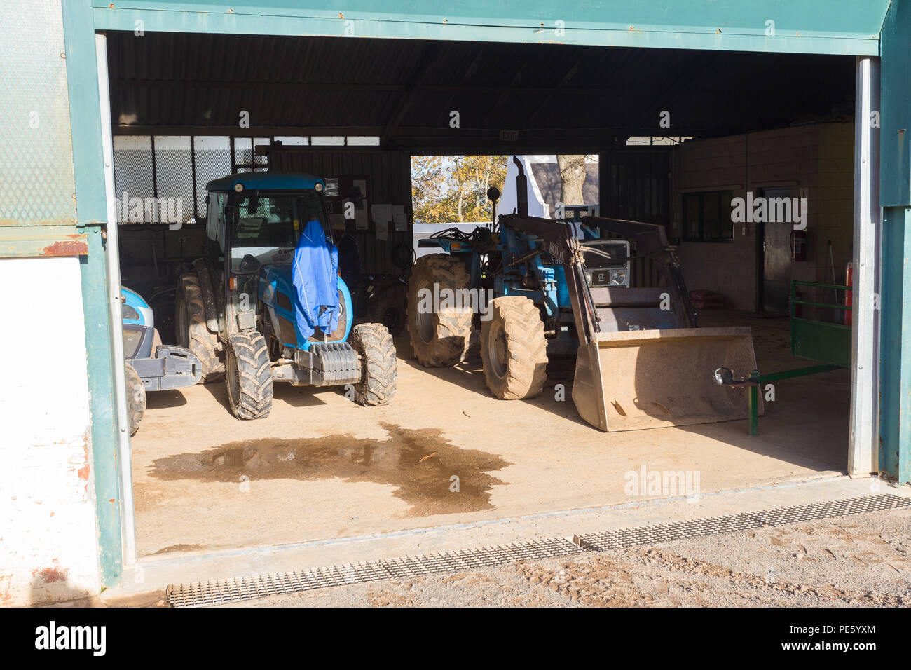 I trattori agricoli o di veicoli parcheggiati in un capannone sul vino estate in Città del Capo Foto Stock