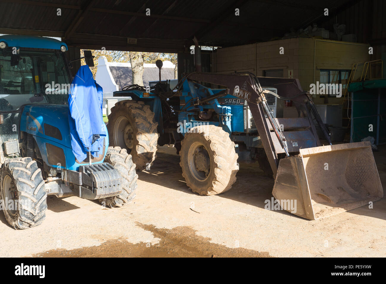 I trattori agricoli interni parcheggiati in un capannone in un wine estate in Città del Capo Foto Stock