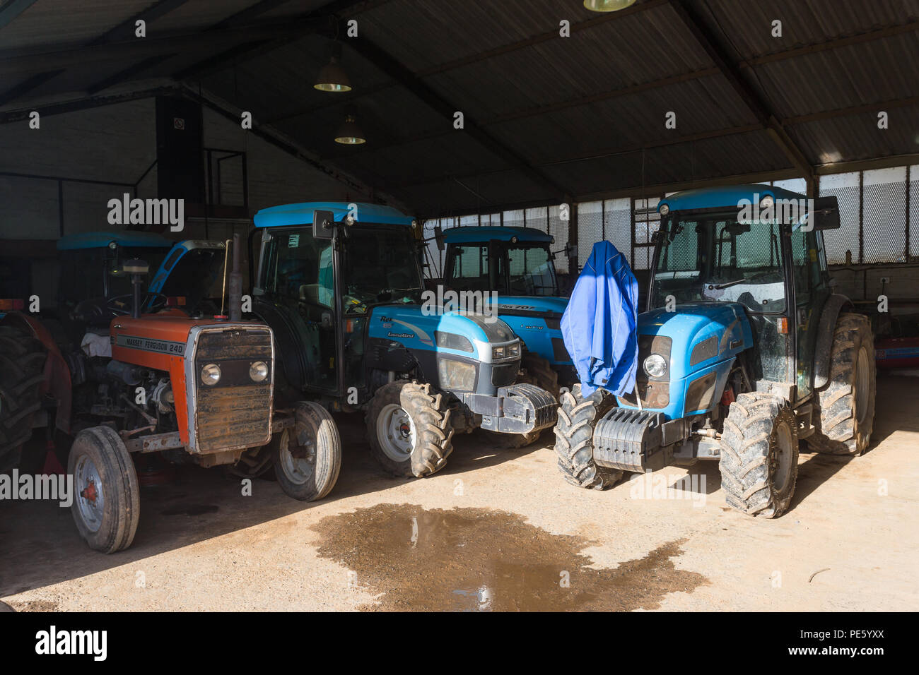 I trattori agricoli interni parcheggiati in un capannone a wine estate in Città del Capo Foto Stock