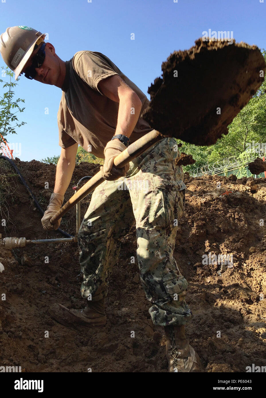 150929-N-GU966-004 CHINHAE, Repubblica di Corea (29 settembre 2015) Builder Constructionman Randall Farmer del Naval Mobile Battaglione di costruzione 3, pale sporco a scavare per la dock piè di pagina a concedere i veicoli commerciali la possibilità di consegnare le merci deperibili al nuovo comandante, le attività della flotta Chinhae freddo Magazzino di stoccaggio. (U.S. Navy foto di builder di terza classe Nathan Carrasco/rilasciato) Foto Stock