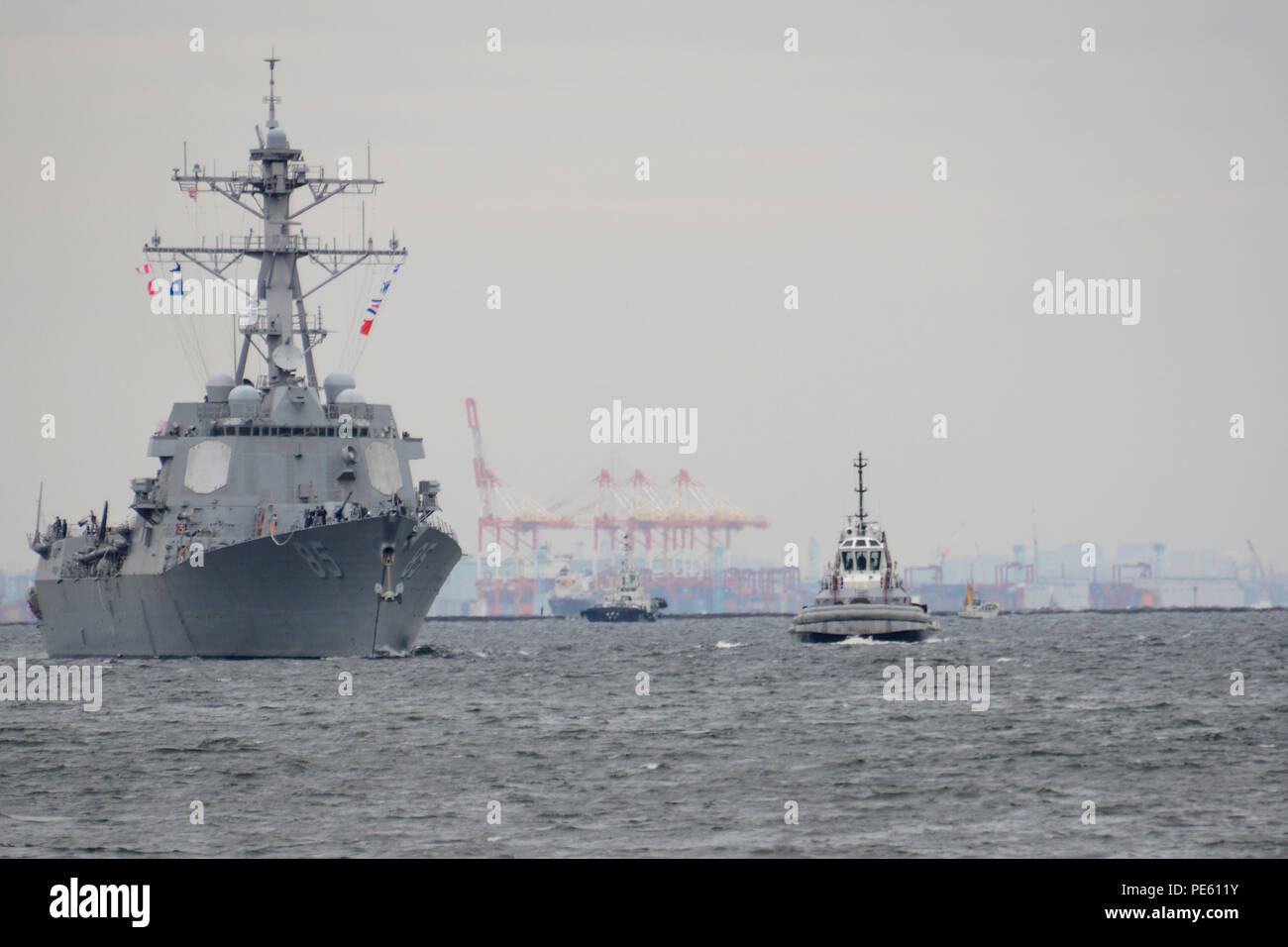 151005-N-XN177-046 Yokosuka, Giappone (ott. 5, 2015) La classe Arleigh-Burke guidato-missile destroyer USS McCampbell (DDG 85) restituisce per le attività della flotta Yokosuka (FLEACT) seguendo la sua pattuglia degli STATI UNITI 7 flotta area di responsabilità. FLEACT Yokosuka fornisce il supporto per le navi e i comandi del locatario NEGLI STATI UNITI 7 flotta area di operazioni. (U.S. Foto di Marina di Massa lo specialista di comunicazione 2a classe Pietro Burghart/rilasciato) Foto Stock