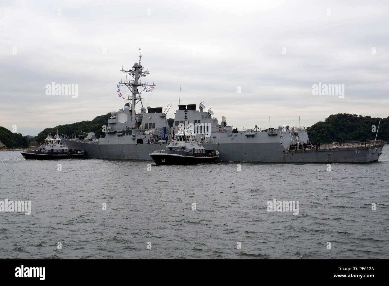 151005-N-XN177-086 Yokosuka, Giappone (ott. 5, 2015) La Valiant-classe rimorchiatori cantiere USS Menominee (YT-807) e USS Seminole (YT 805) assistere la classe Arleigh-Burke guidato-missile destroyer USS McCampbell (DDG 85) in ormeggio a le attività della flotta Yokosuka (FLEACT) seguendo la sua pattuglia degli STATI UNITI 7 flotta area di responsabilità. FLEACT Yokosuka fornisce il supporto per le navi e i comandi del locatario NEGLI STATI UNITI 7 flotta area di operazioni. (U.S. Foto di Marina di Massa lo specialista di comunicazione 2a classe Pietro Burghart/rilasciato) Foto Stock