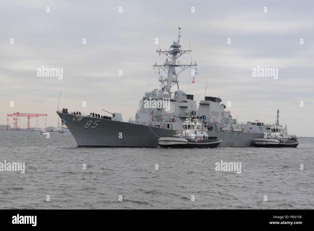 151005-N-XN177-066 Yokosuka, Giappone (ott. 5, 2015) La Valiant-classe rimorchiatori cantiere USS Menominee (YT-807) e USS Seminole (YT 805) assistere il Arleigh Burke-class guidato-missile destroyer USS McCampbell (DDG 85) in ormeggio a le attività della flotta Yokosuka (FLEACT) seguendo la sua pattuglia degli STATI UNITI 7 flotta area di responsabilità. FLEACT Yokosuka fornisce il supporto per le navi e i comandi del locatario nel 7 ° Flotta area di operazioni. (U.S. Foto di Marina di Massa lo specialista di comunicazione 2a classe Pietro Burghart/rilasciato) Foto Stock