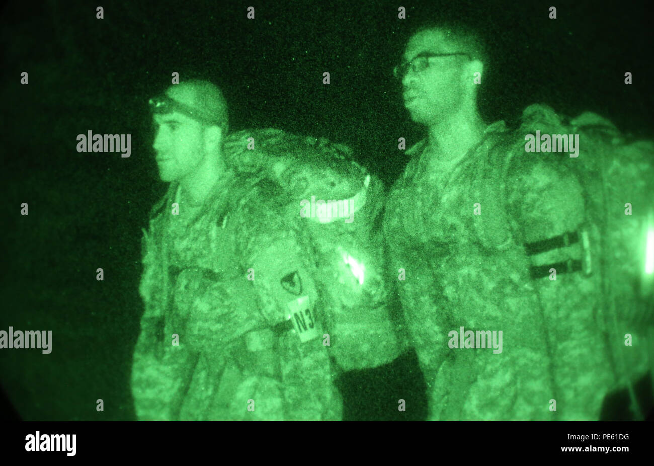 Stati Uniti Il personale dell'esercito Sgt. Jeremy Baharloui, sinistra, assegnato alla banda di AMC, U.S. Army Materiel Command, E DEGLI STATI UNITI Army Sgt. Raymond J. Nichols, assegnato al centodecimo Brigata Aerea, U.S. Esercito di formazione e dottrina comando, sopportare il 12-Mile piedi marzo durante gli Stati Uniti Dell'esercito guerriero migliore concorrenza, a Fort A.P. Hill, Virginia, il 7 ottobre 2015. La concorrenza è una estenuante, giro evento che esegue il test di abilità, conoscenze e professionalità di 26 guerrieri in rappresentanza di 13 comandi. (U.S. Esercito foto di Sgt. Luiz Henrique de Holleben/RILASCIATO) #BestWarrior Foto Stock