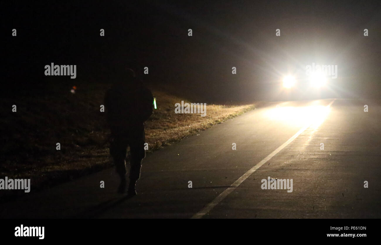 Stati Uniti Army Sgt. Raymond J. Nichols, assegnato al centodecimo Brigata Aerea, U.S. Esercito la formazione e la dottrina del comando, perdura il 12-Mile piedi marzo durante gli Stati Uniti Dell'esercito guerriero migliore concorrenza, a Fort A.P. Hill, Virginia, il 7 ottobre 2015. La concorrenza è una estenuante, giro evento che esegue il test di abilità, conoscenze e professionalità di 26 guerrieri in rappresentanza di 13 comandi. (U.S. Esercito foto di Sgt. Luiz Henrique de Holleben/RILASCIATO) #BestWarrior Foto Stock