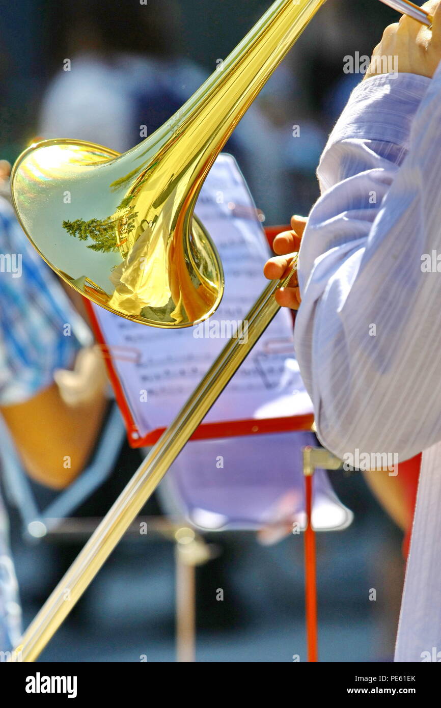 Musicista a suonare la tromba Foto Stock