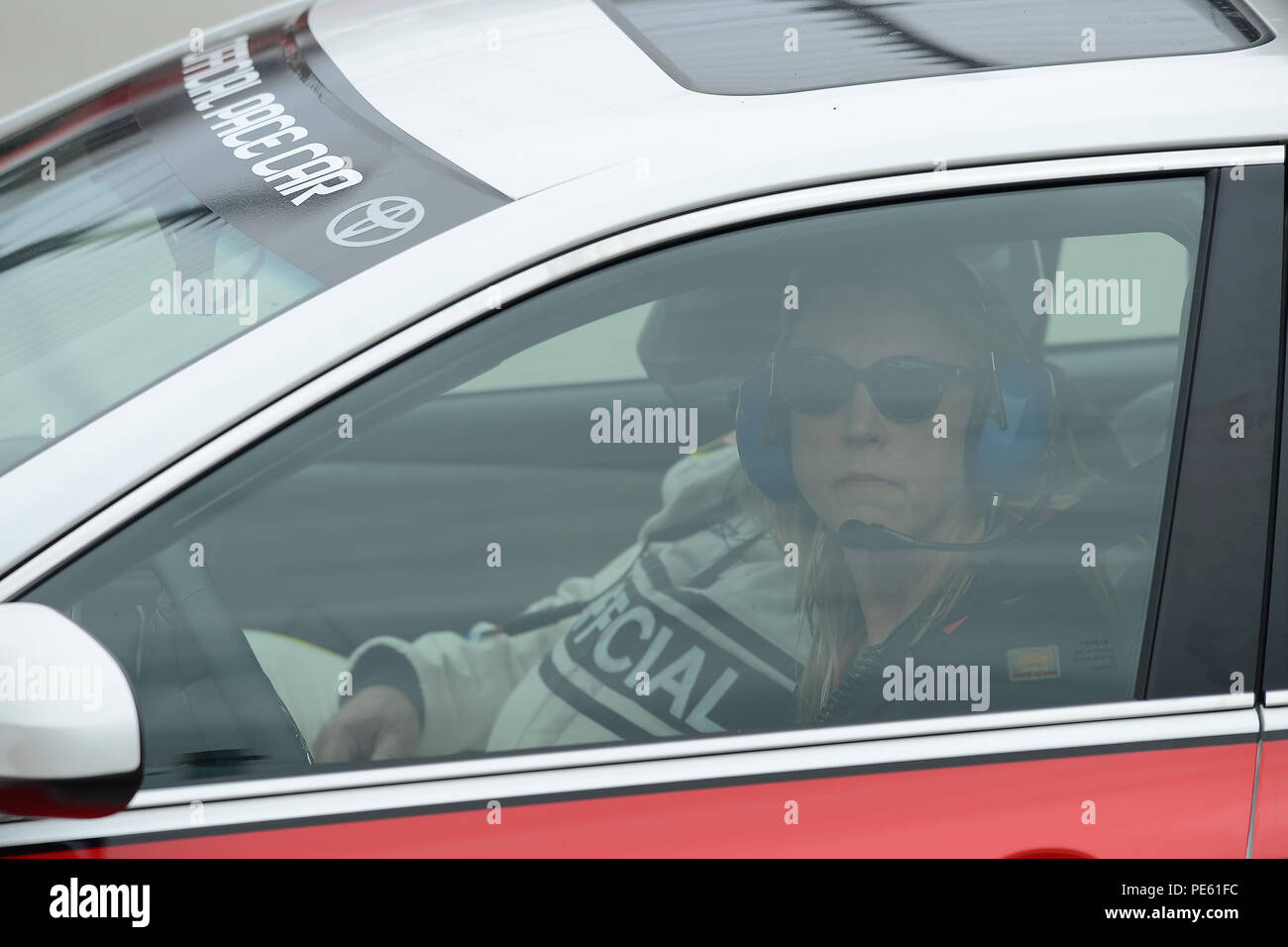 Segretario della Air Force Deborah Lee James guarda fuori dal sedile del conducente del 2015 Toyota Camry gazzetta ritmo Autonoleggio momenti prima portando la NASCAR i piloti in pista per iniziare la 'AAA 400' NASCAR Sprint Cup Series gara il 4 ottobre, 2015, a Dover International Speedway di Dover, Del il 4 ottobre, 2015. James è stato accompagnato da un ufficiale di gara per il ritmo di tre giri di pista ha guidato. (U.S. Air Force foto/Greg L. Davis) Foto Stock