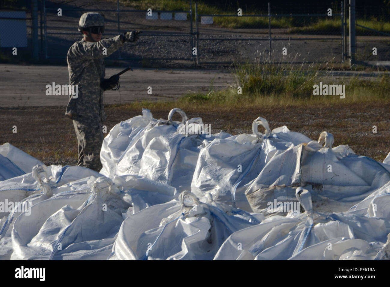 Stati Uniti Army Chief Warrant Officer 2 Giosuè Blizzard, la zona di prelievo ufficiale responsabile assegnato a La Carolina del Sud esercito nazionale della guardia st 1-151attacco battaglione di ricognizione, dà senso alla zona di prelievo per la missione sandbagging in Columbia, S.C., durante una statewide Flood response, il 7 ottobre 2015. La Carolina del Sud la Guardia Nazionale è stata attivata per il supporto di stato e contea di gestione di emergenza e le agenzie locali di prima emergenza come storico impatti di allagamento contee statewide. Attualmente più di 2.600 in Carolina del Sud la guardia nazionale i membri sono stati attivati in risposta a t Foto Stock