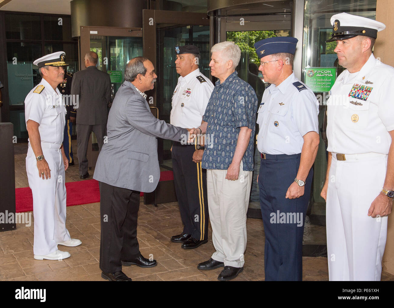 151006-N-DX698-026 CAMP H.M. SMITH, Hawaii (ott. 6, 2015) DEGLI STATI UNITI Pacifico Comando personale saluto il Presidente degli Stati Federati di Micronesia, Sua Eccellenza Peter Christian durante una cerimonia di benvenuto. Il presidente è in visita al quartier generale PACOM per una tavola rotonda a. (U.S. Foto di Marina di Massa lo specialista di comunicazione 1a classe Jay M. Chu/rilasciato) Foto Stock