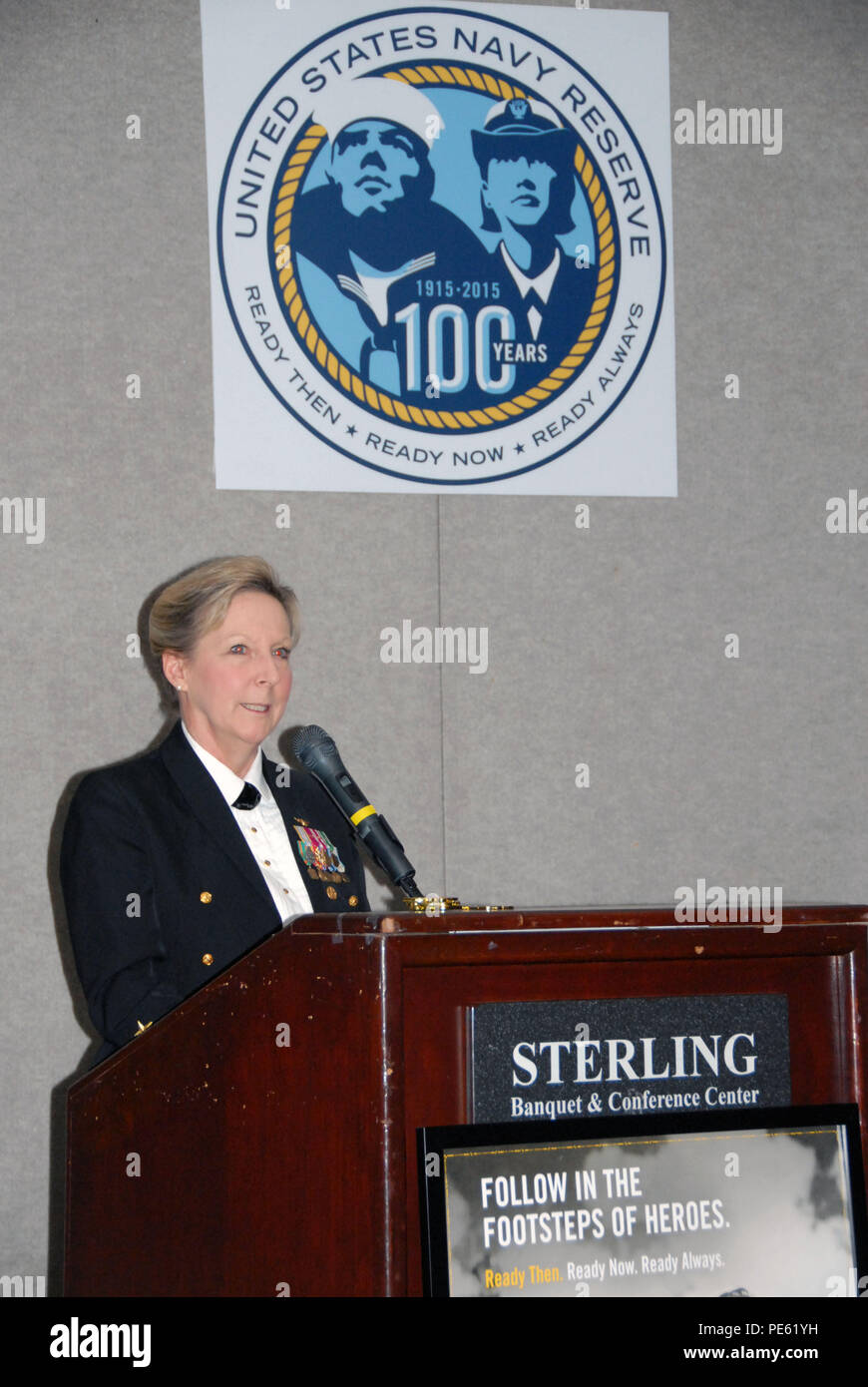 151003-N-ZZ999-163 Sterling Heights, Mich. (Ott. 3, 2015) Capo del Navy Reserve Vice Adm. Robin Braun, comandante della Marina Militare forza di riserva, parla a Marina Centro Supporto Operativo (NOSC) marinai di Detroit, pensionati e altri ospiti durante gli Stati Uniti Navy 240th della Motor City Centennial compleanno palla a Sterling Inn Conference Center di Sterling Heights, Michigan. NOSC Detroit è uno dei 123 Navy operative dei centri di supporto fleet-wide che celebrato cento anni della Riserva Marina servizio quest'anno. (U.S. Foto di Marina di Massa lo specialista di comunicazione 1a classe David Wyscaver/rilasciato) Foto Stock