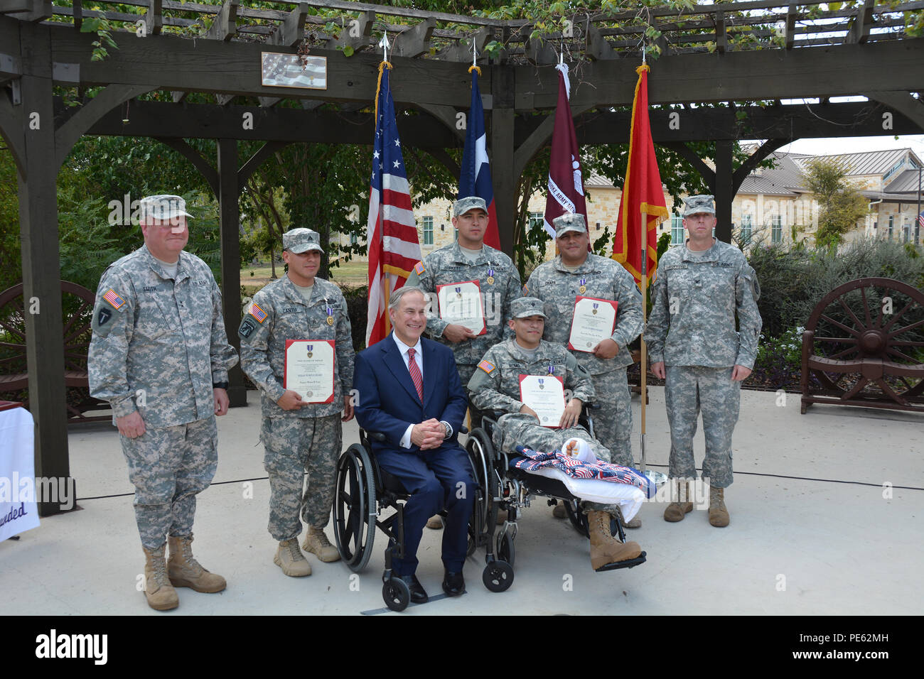 (In piedi da sinistra) Il Mag. Gen. William L. Smith, Sgt. Michael Cantu, SPC. James Burkett, Staff Sgt. Guadalupe Chapa, Col. Contrassegnare Swofford, Texas Governor Greg Abbott e SPC. Jose Romo (seduto) posano per una foto dopo il Texas cuore viola cerimonia sett. 24, 2015, presso il guerriero e il sostegno della famiglia del Centro di cuore viola giardino. (U.S. Esercito foto di Robert T. scudi/rilasciato) Foto Stock