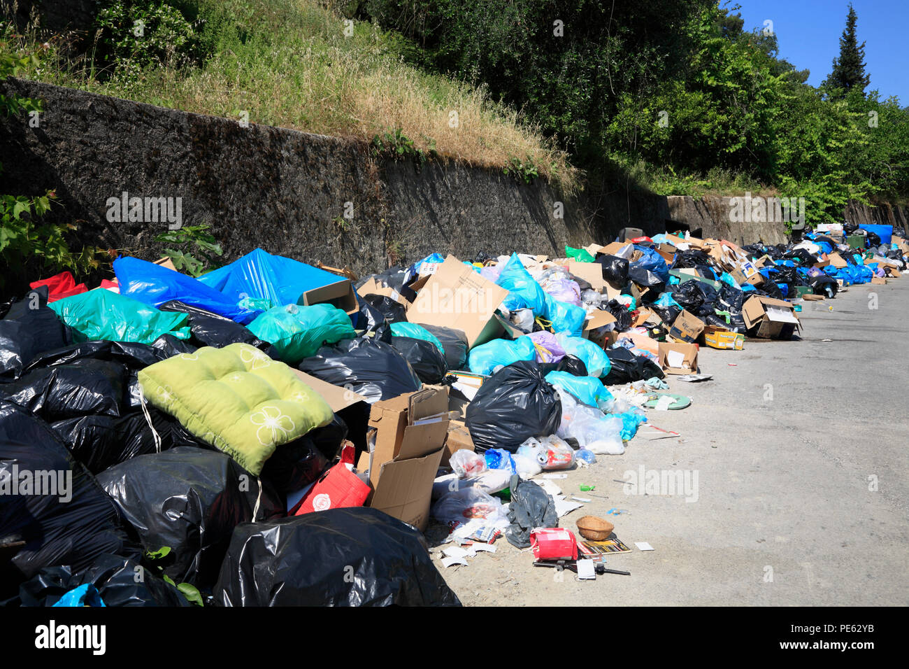 Problemi con la raccolta dei rifiuti, Corfù, Grecia, Europa Foto Stock