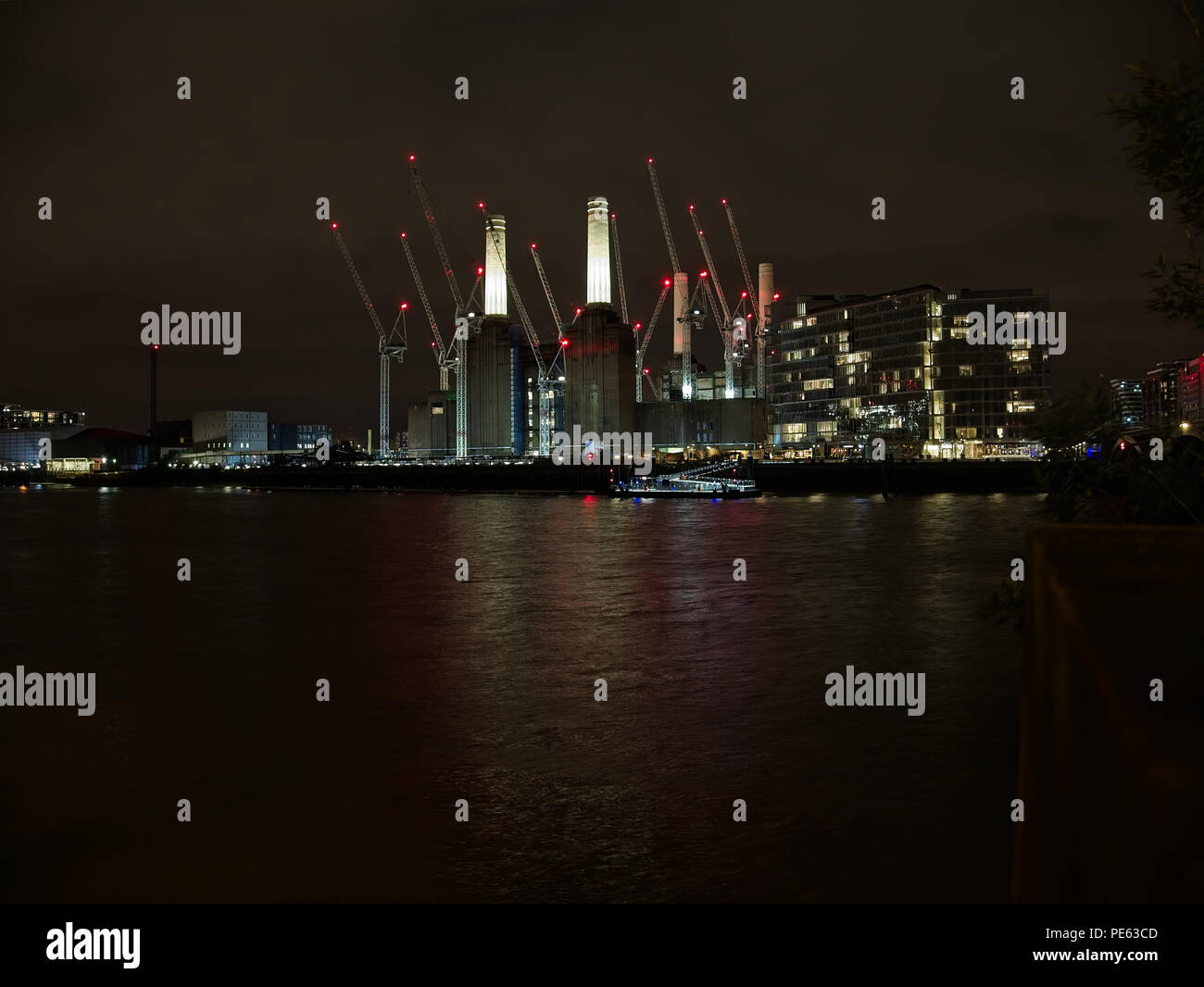Notte paesaggio del fiume Tamigi, Battersea Power Station e i suoi dintorni di edifici alti in Londra, Regno Unito. Foto Stock