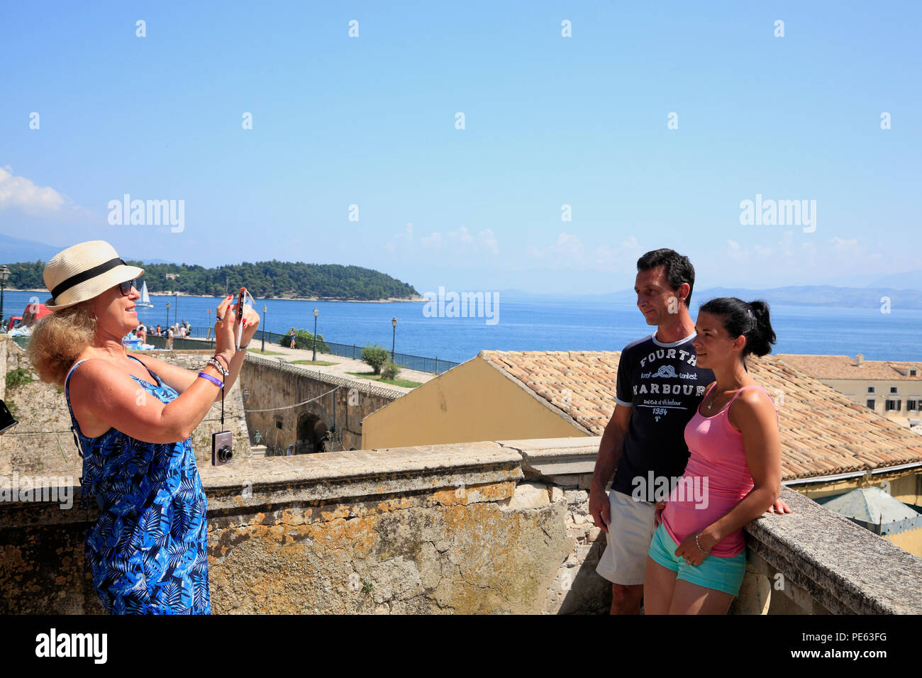 I turisti in città di Corfù, Corfù, Grecia, Europa Foto Stock