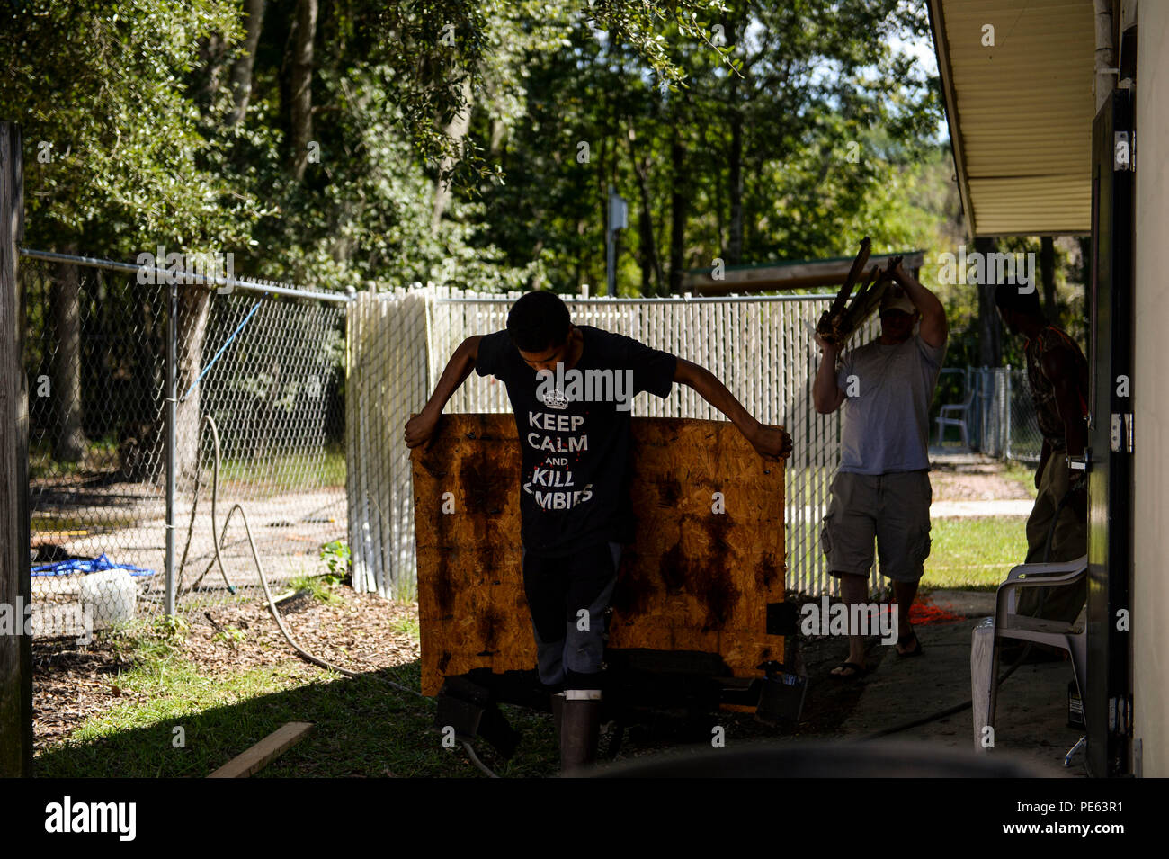 I volontari lavorano presso la Frances Wilkes SPCA di Summerville, South Carolina, rimuovendo i detriti delle inondazioni e pulendo i rifugi per animali dopo l'uragano Joaquin. Gli sforzi includono lo smaltimento di materiali danneggiati, la disinfezione delle aree colpite e la garanzia che gli animali domestici, in particolare cani e gatti, siano sicuri. Il coordinamento tra i volontari e le squadre di risposta alle emergenze è stato cruciale per il recupero. La bonifica ha ripristinato le operazioni di ricovero, ha ridotto al minimo i rischi per gli animali e ha sostenuto iniziative di soccorso della comunità a seguito di precipitazioni record e inondazioni storiche. Foto Stock