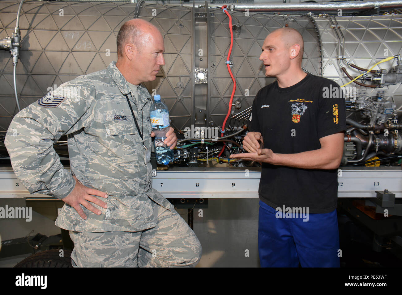 Stati Uniti Air Force Technical Sgt. Jon Isberner, sinistra, jet motore meccanico per il Wisconsin Air National Guard's 115Fighter Wing discute le tecniche di manutenzione con il suo aereo polacco controparti di forza a partire dal decimo Fighter Squadron a Łask Air Base sett. 1, 2015, mentre distribuito come supporto di U.S. Il distacco di aviazione rotazione 15-4. La formazione annuale esercizio ospitato dal Av-Det è progettato per migliorare la difesa bilaterali i legami tra la Polonia e gli Stati Uniti, rafforzando al contempo l'interoperabilità degli alleati della NATO. (U.S. Air National Guard Foto di Master Sgt. Paul Gorman/rilasciato) Foto Stock
