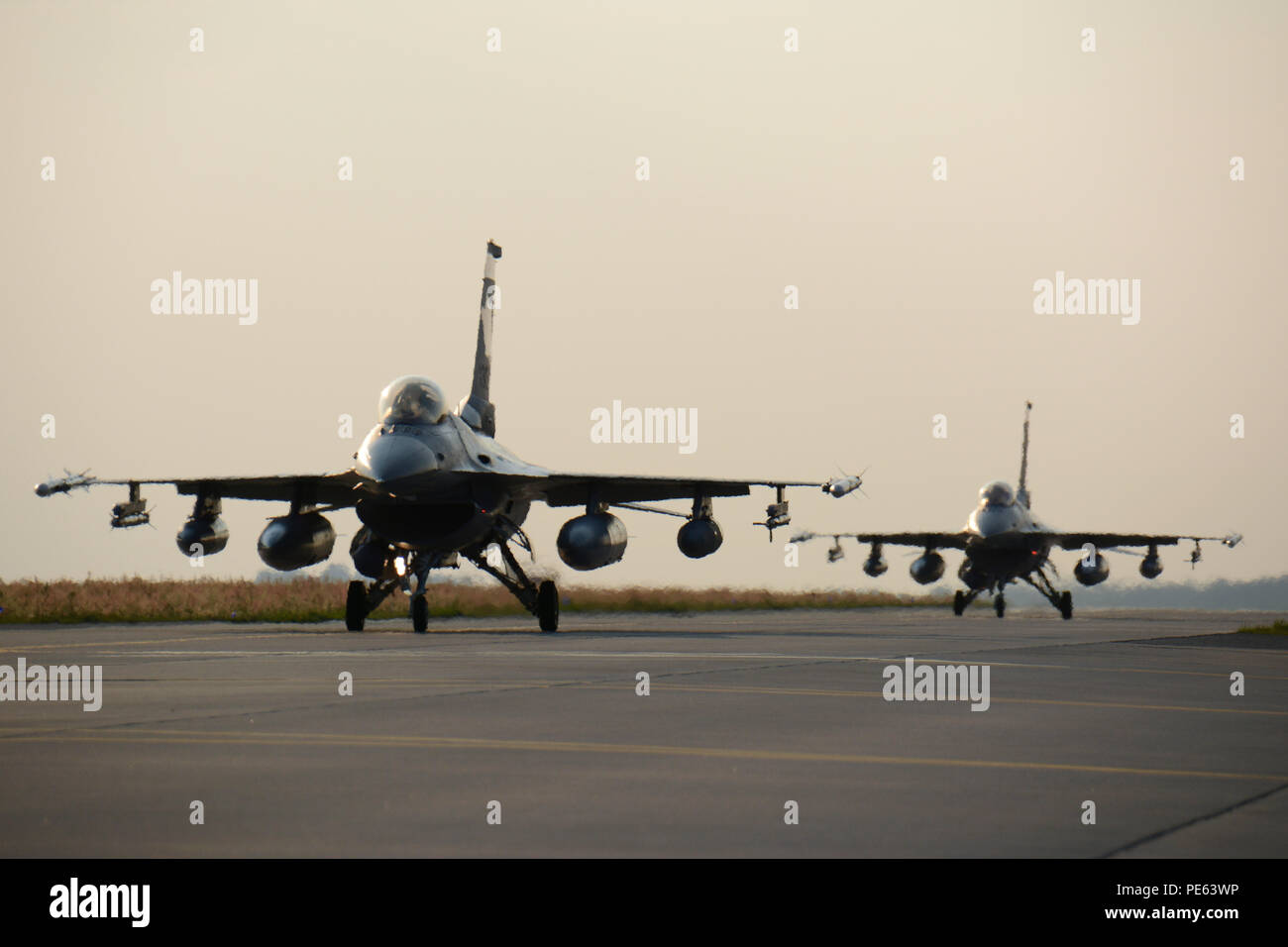 F-16 Fighting Falcon fighter aircraft dal Wisconsin Air National Guard's 115Fighter Wing arriva a Łask Air Base, Polonia, Sett. 4, 2015, dove essi si uniranno gli aeromobili dell'52nd Fighter Wing a Spangdahlem Air Base, Germania, al treno con F-16s dalla Polonia il sesto e il decimo Fighter Squadrons durante la U.S. Il distacco di aviazione rotazione 15-4. La formazione annuale esercizio ospitato dal Av-Det è progettato per migliorare la difesa bilaterali i legami tra la Polonia e gli Stati Uniti, rafforzando al contempo l'interoperabilità degli alleati della NATO. (U.S. Air National Guard Foto di Master Sgt. Paul Gorman/Rel Foto Stock